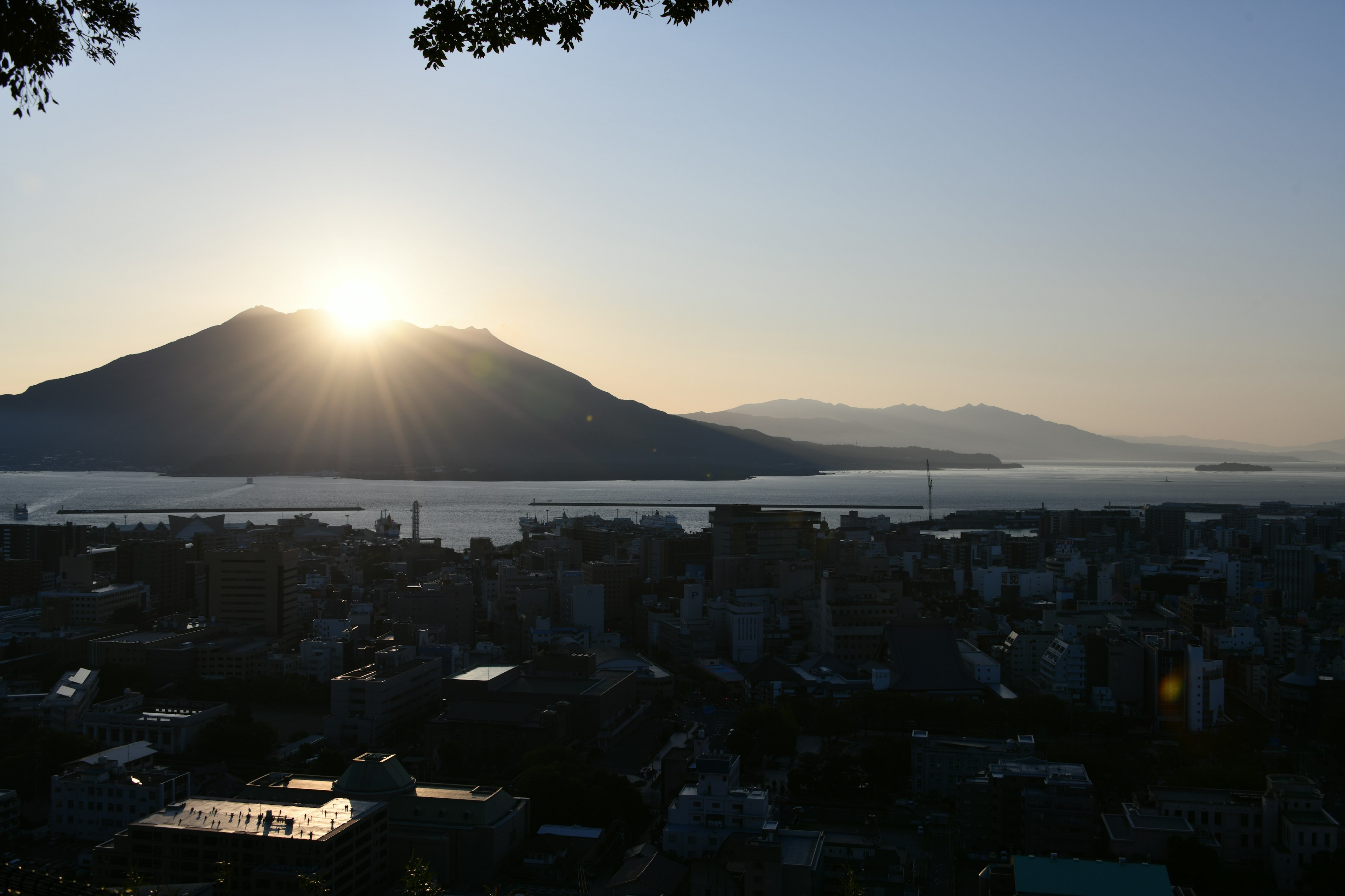 산과 바다 위의 일몰 전망