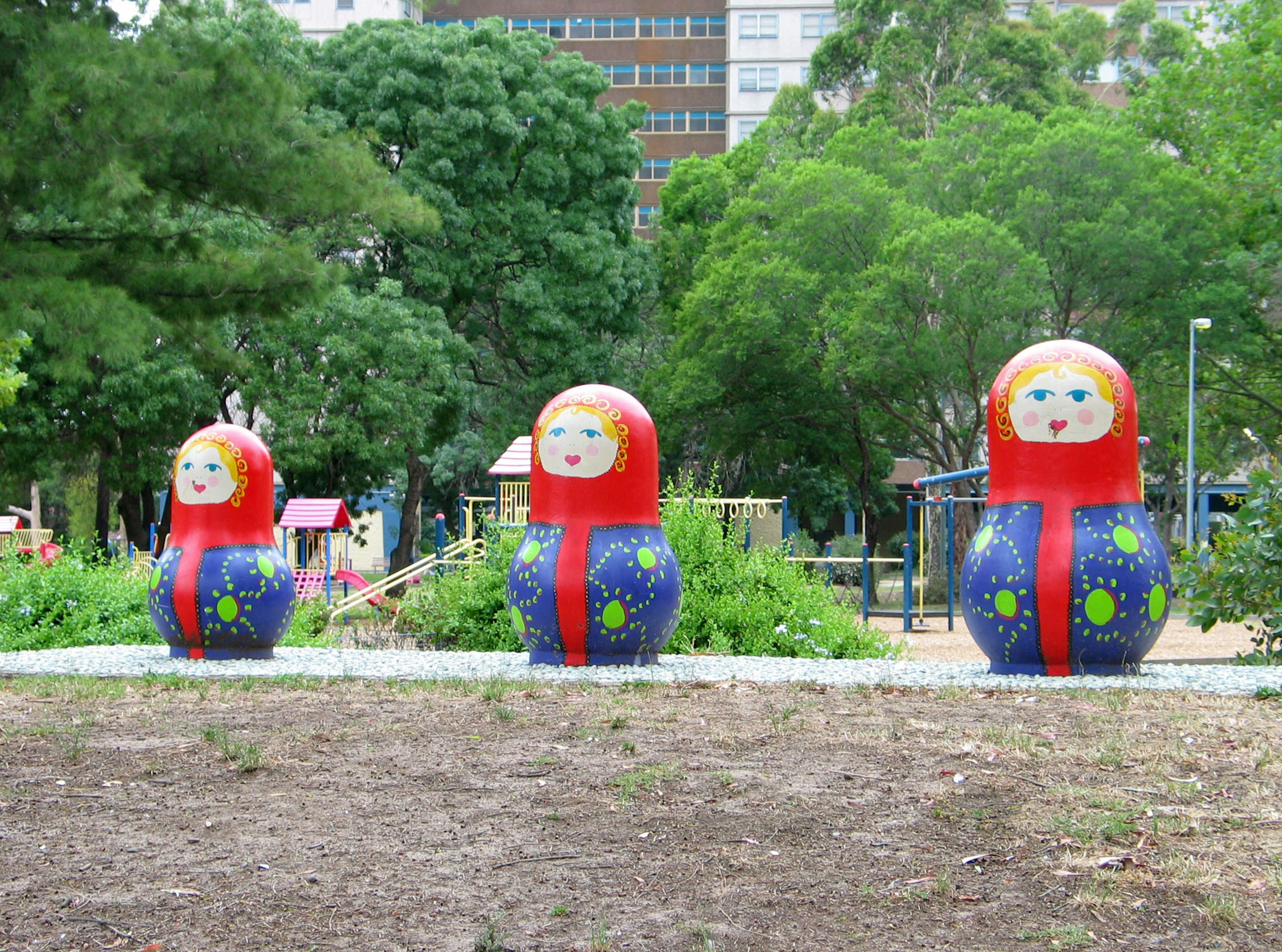 Bunte Matroschka-Puppen, die in einem Park ausgestellt sind