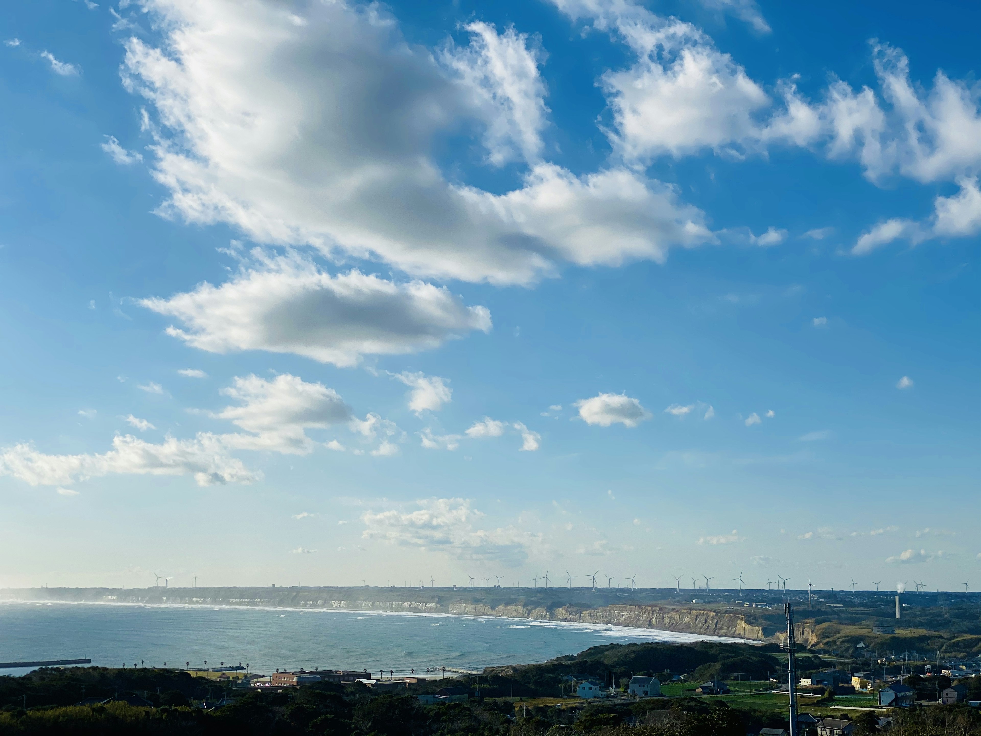 Garis pantai indah dengan langit biru dan awan