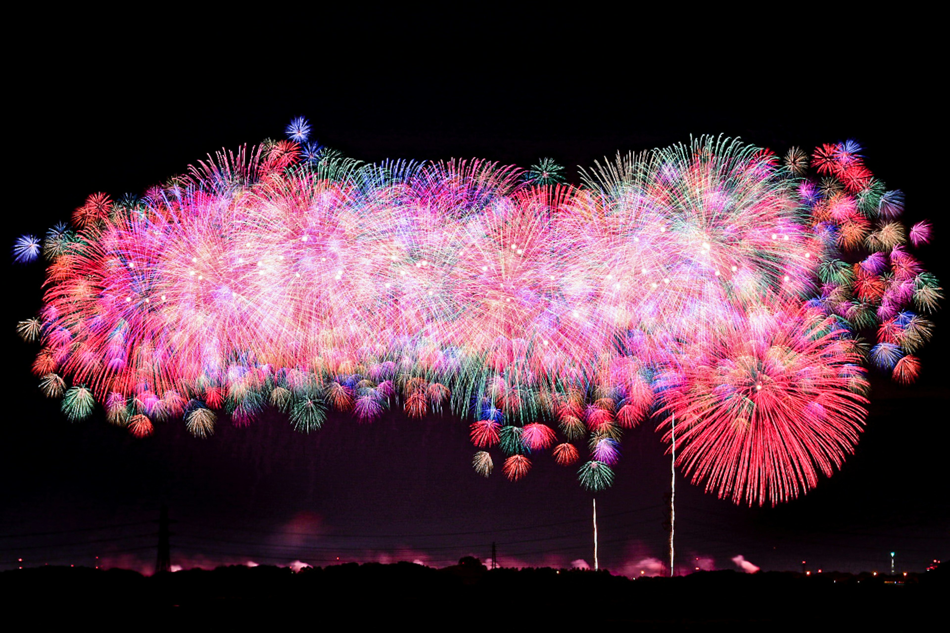 カラフルな花火が夜空を彩る壮大な景観