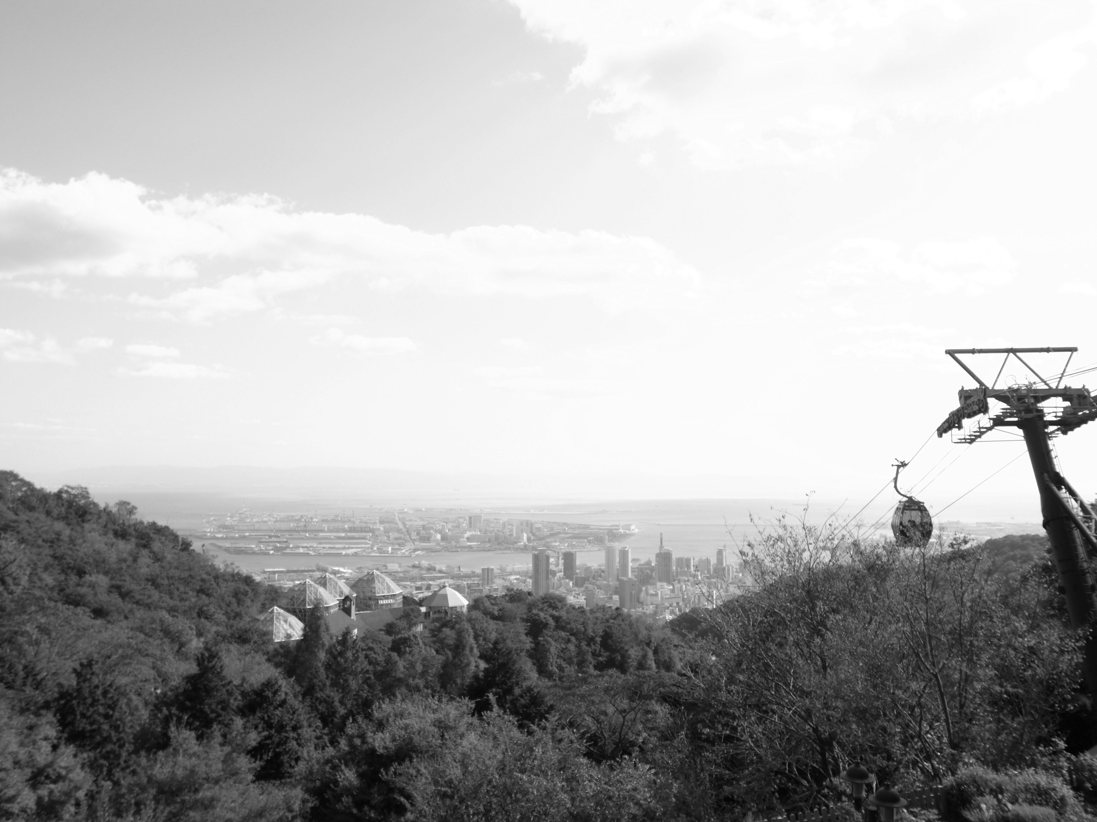 Blick auf die Stadt von einem Berg mit einer Seilbahnstruktur