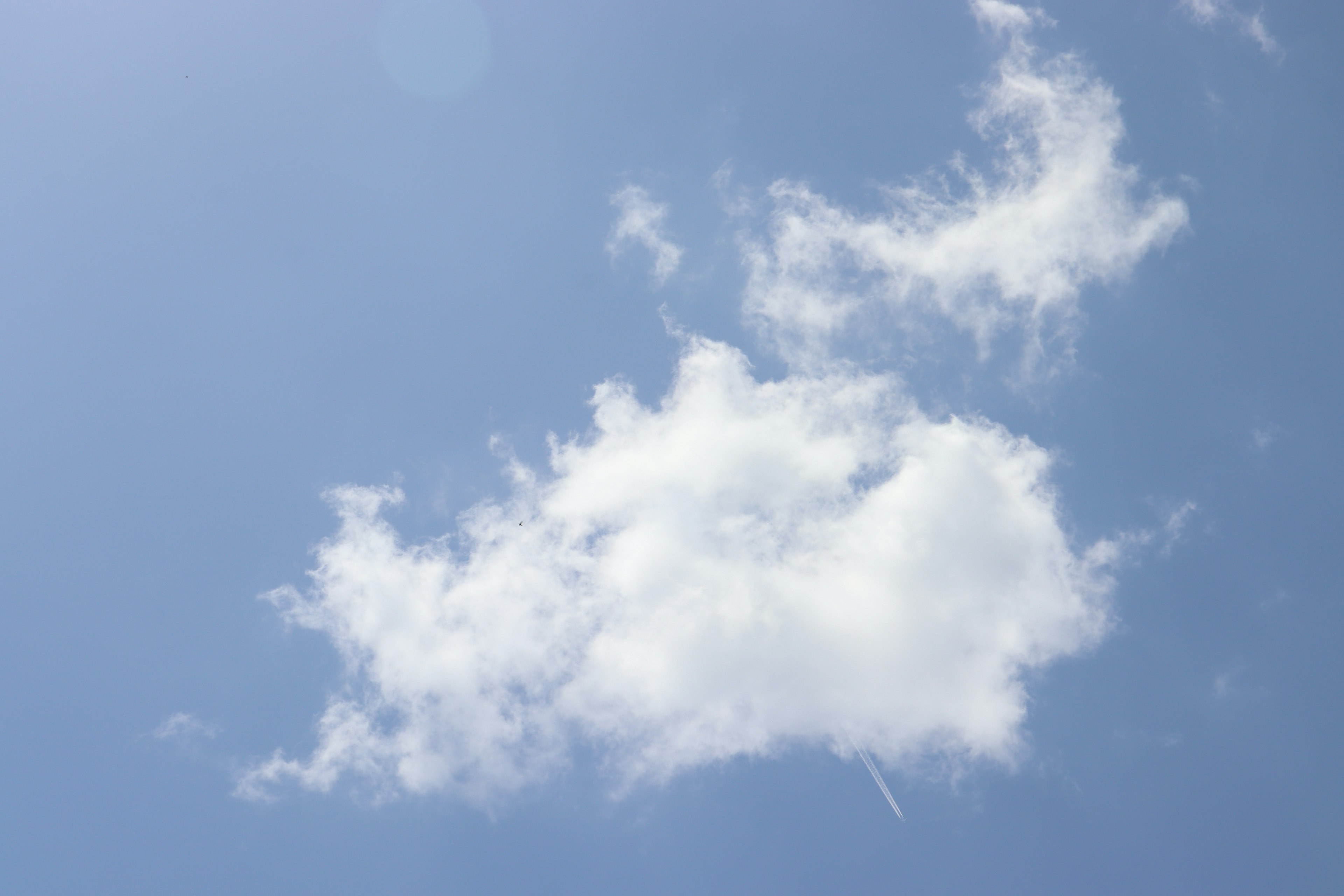 青空に浮かぶ白い雲のシーン