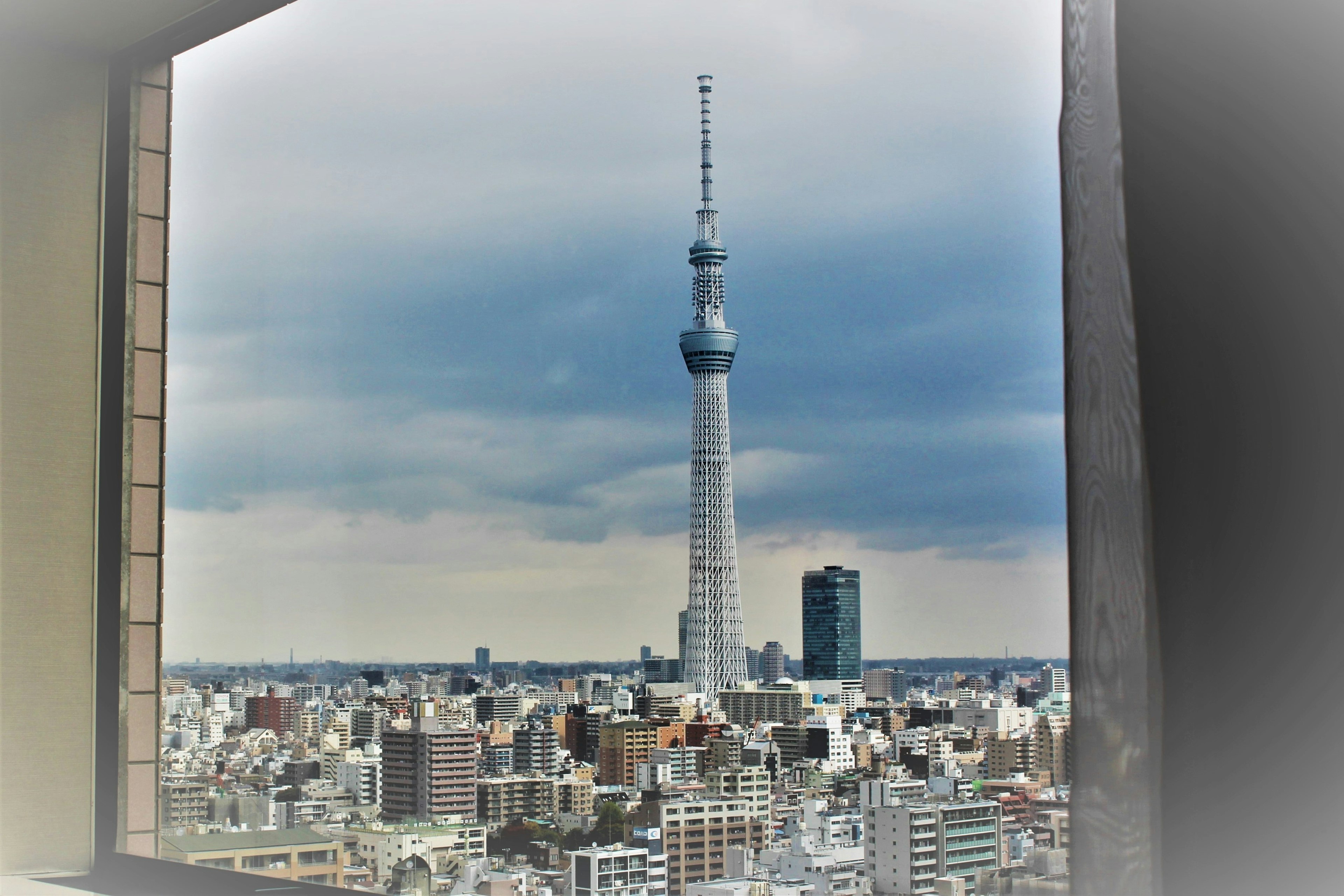 從窗戶看到的東京晴空塔展現城市景觀和陰天