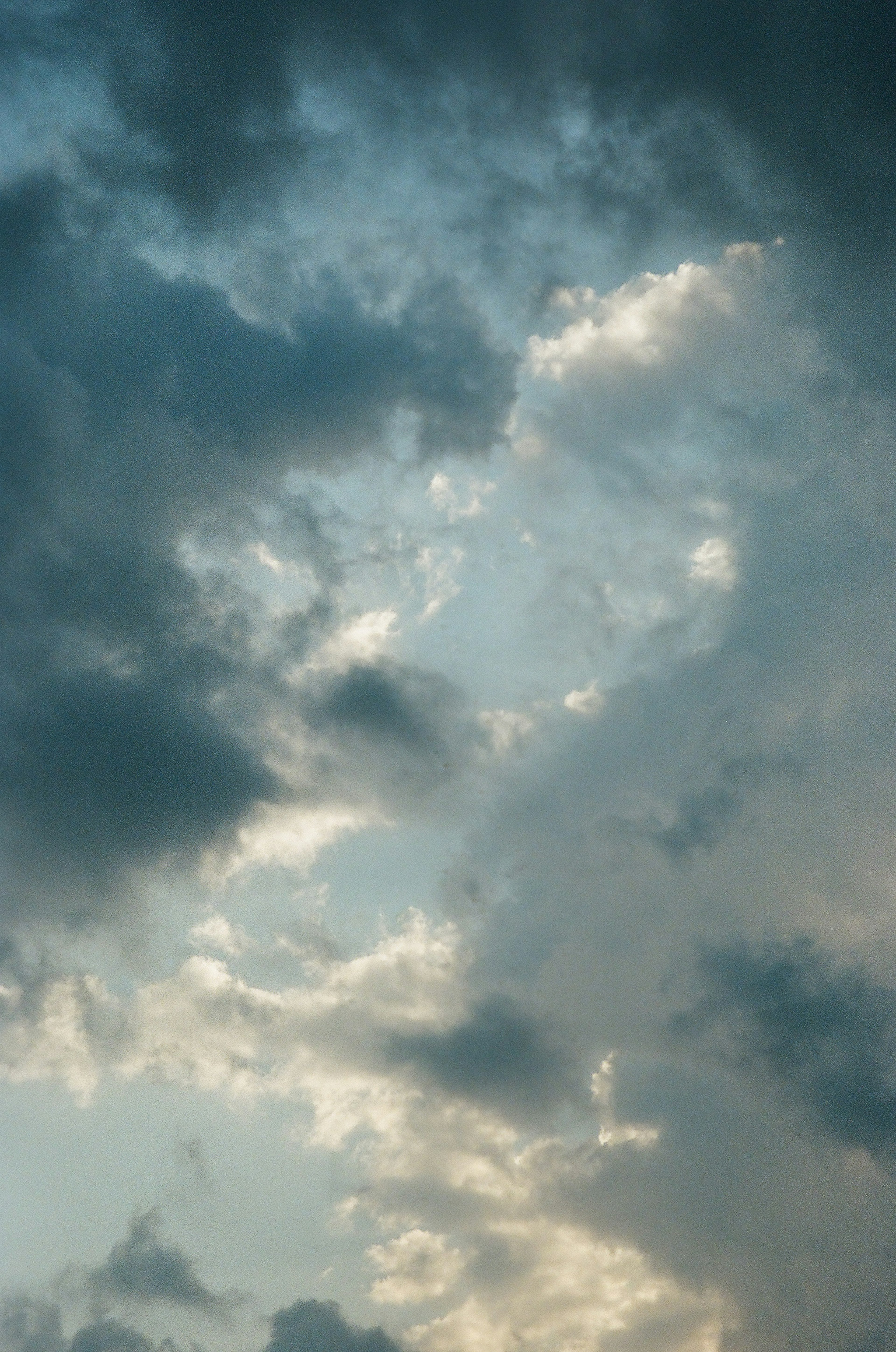 Vista amplia del cielo azul con nubes blancas