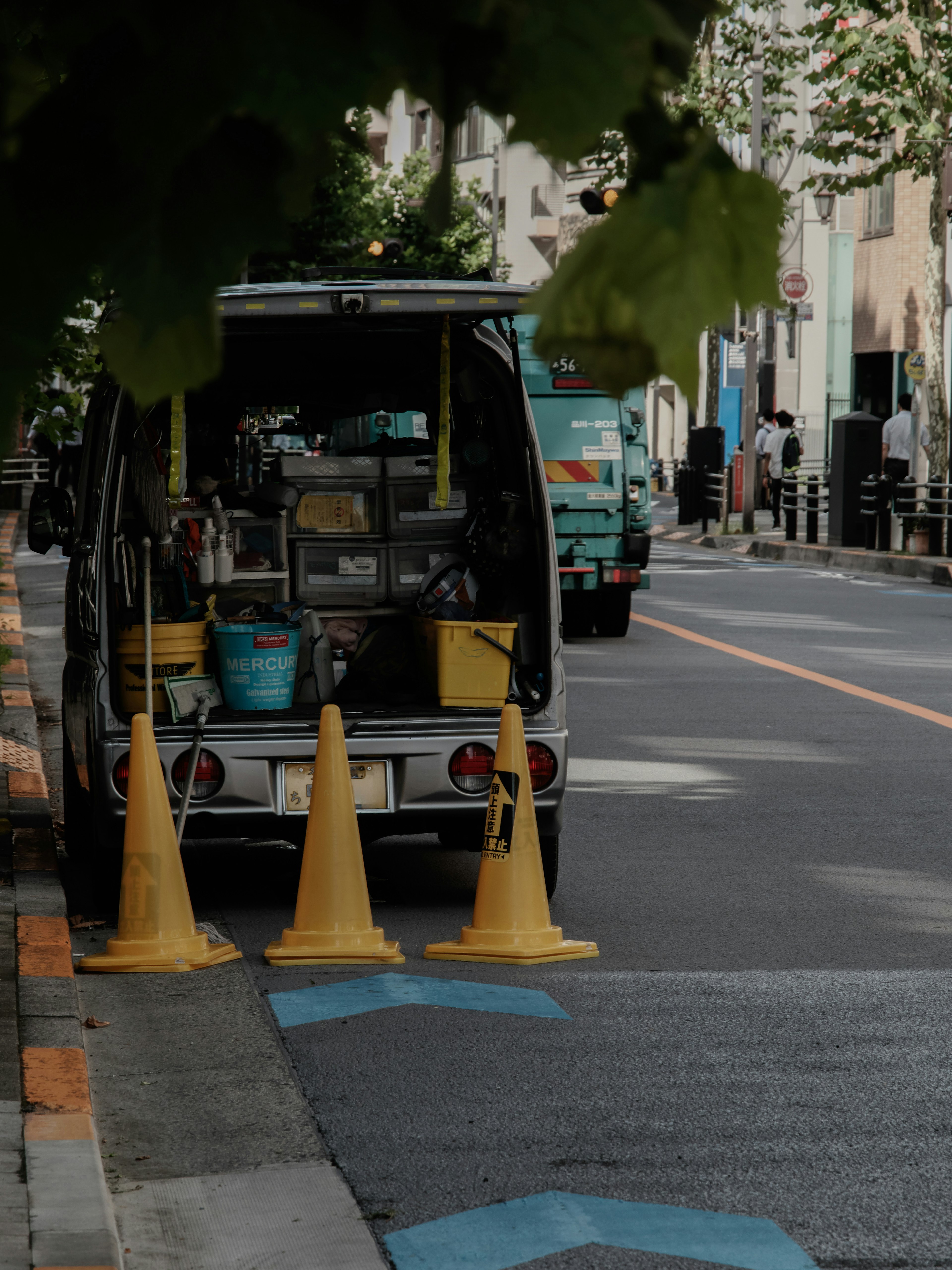 停在街道上的小型貨車和交通錐