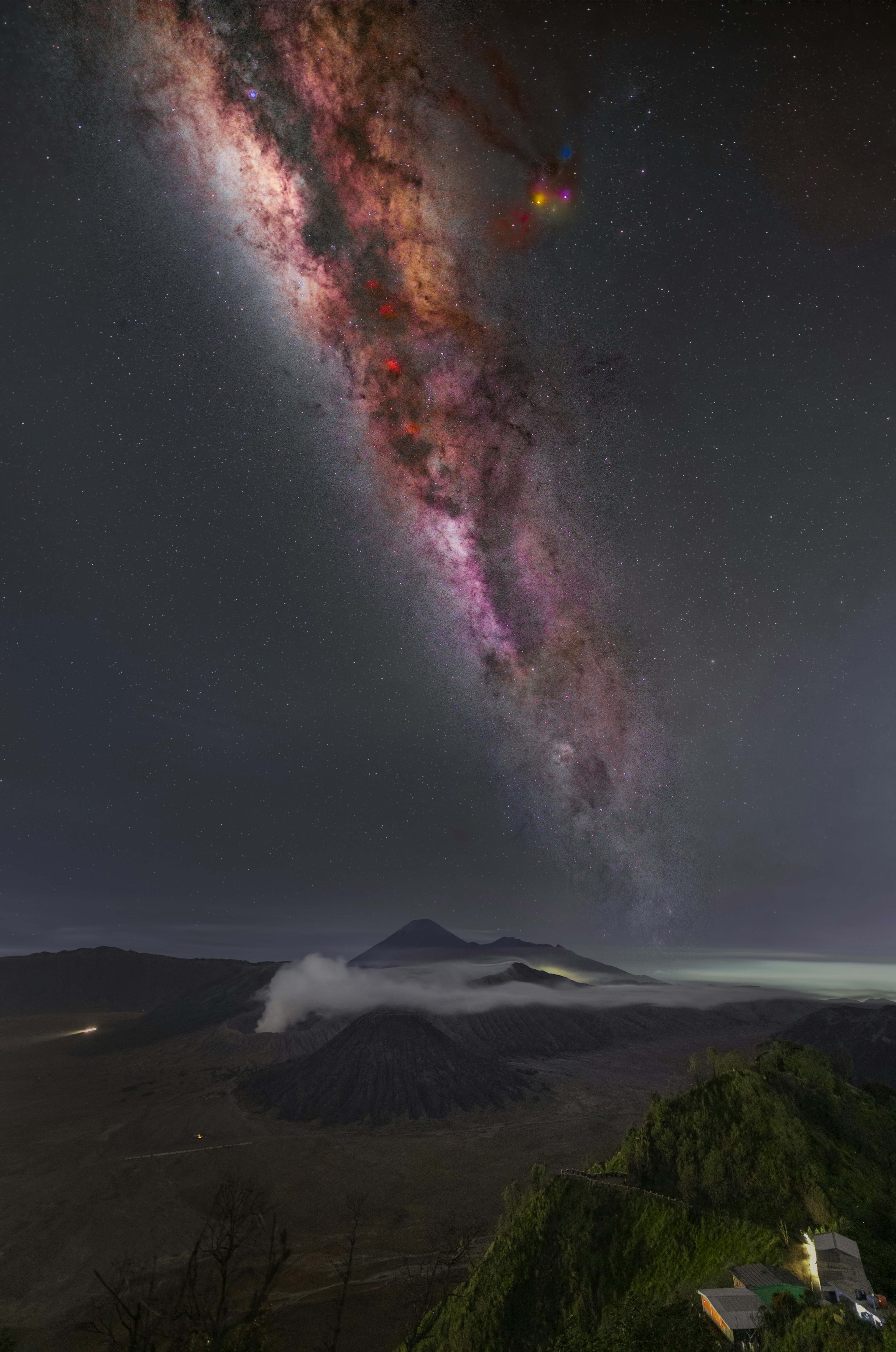 夜空に広がる天の川と山々の壮大な風景