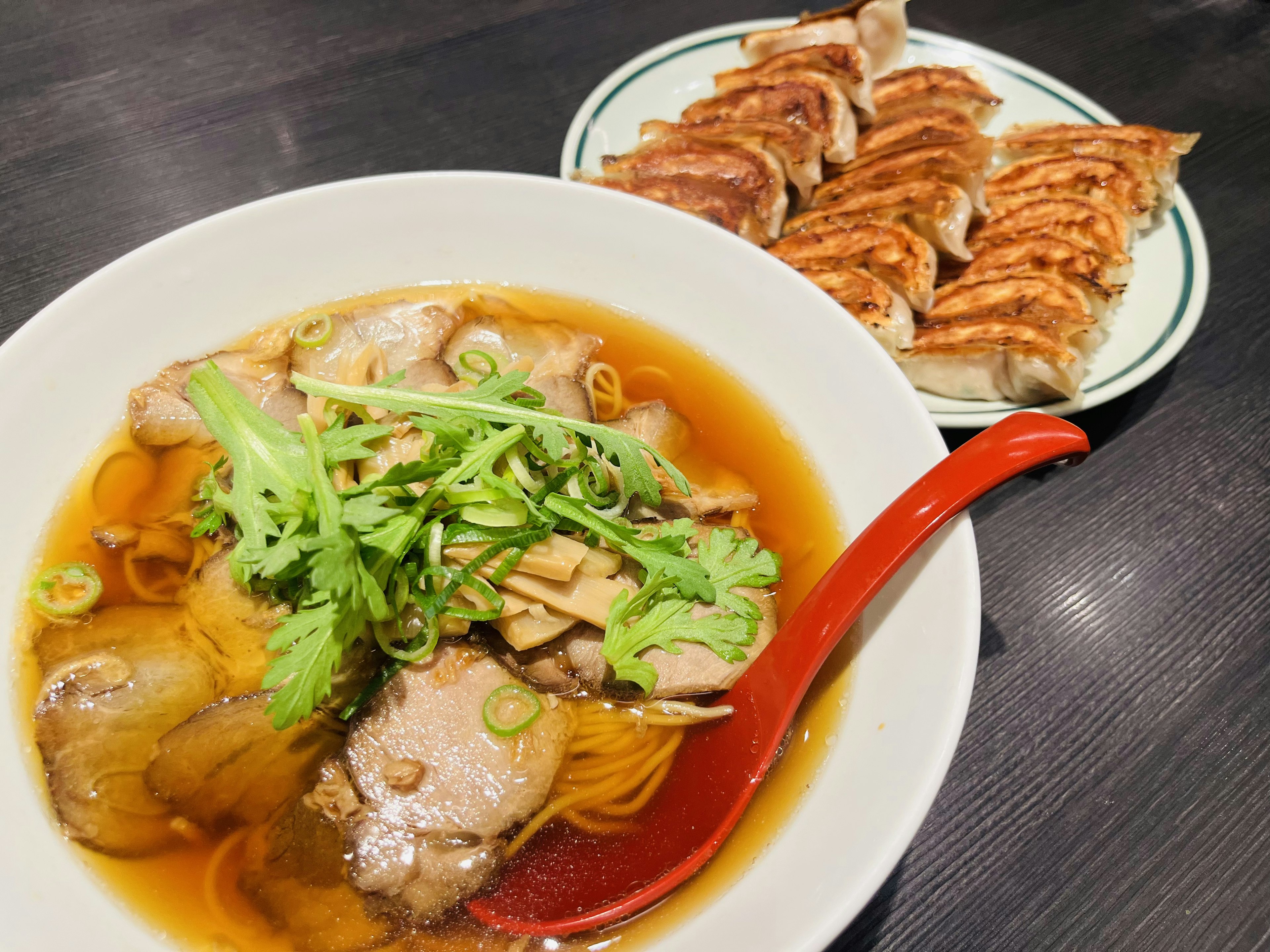 Bát ramen ngon với thịt heo và bánh gyoza bên cạnh