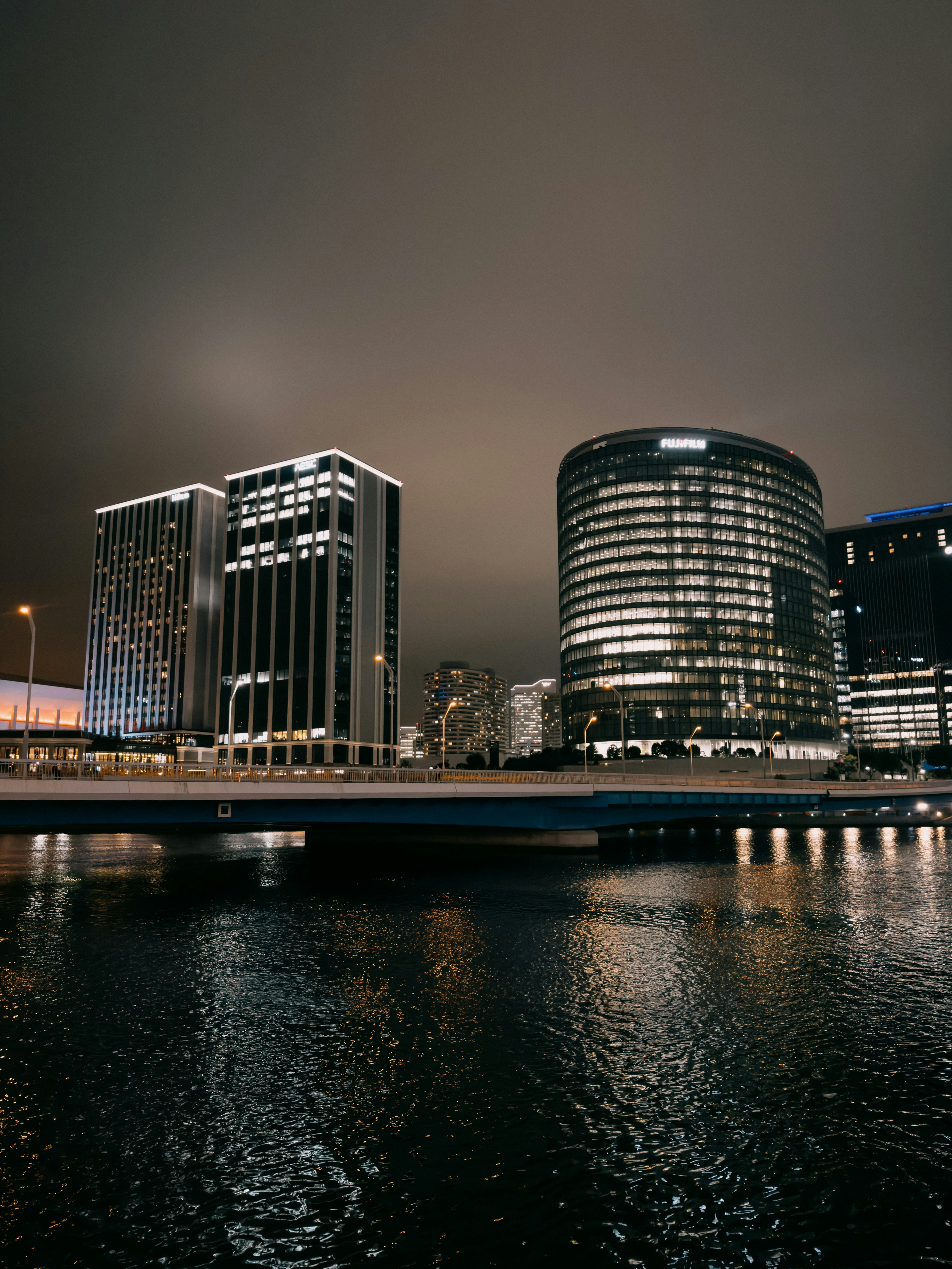 夜景の都市ビル群と水面の反射