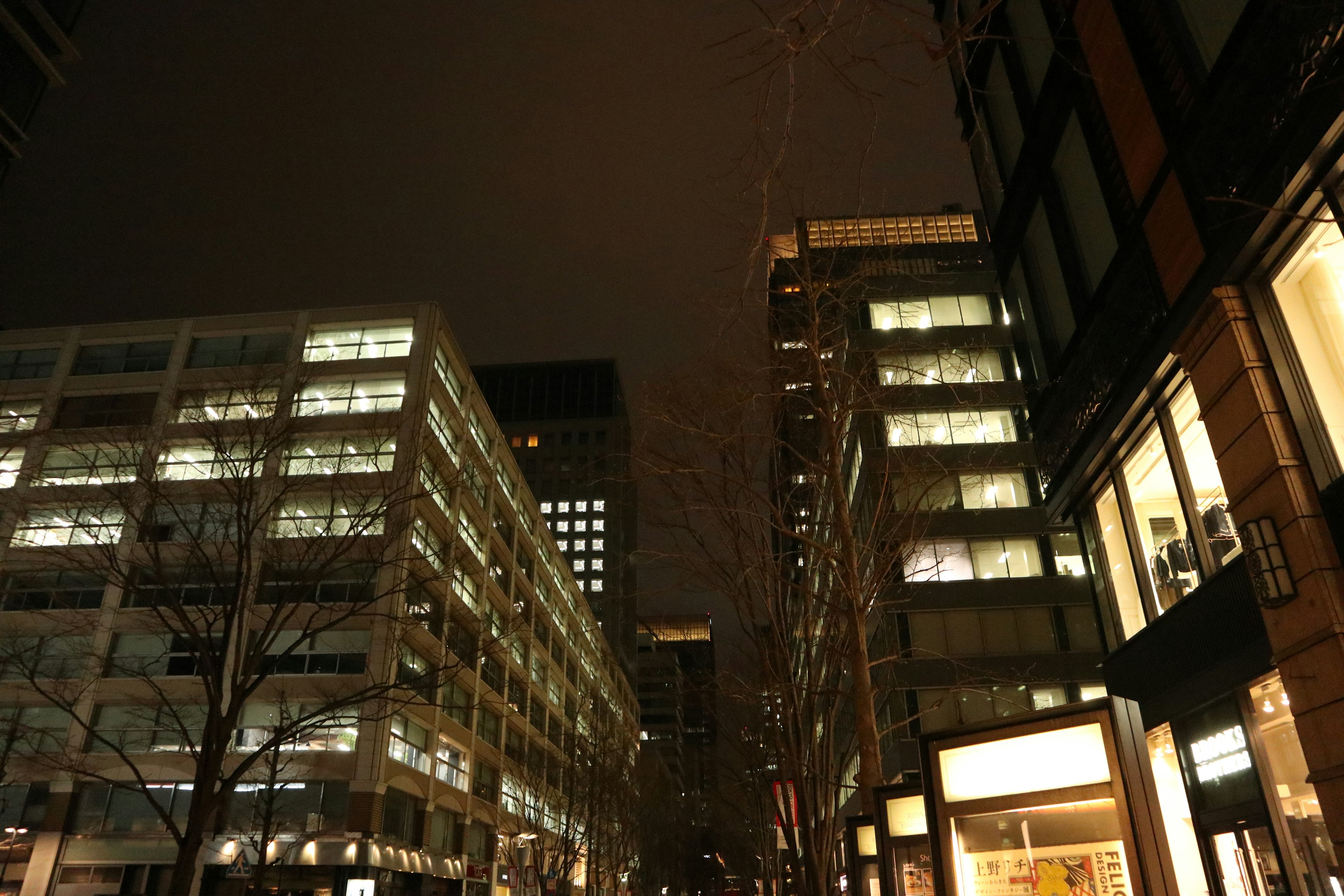 Paesaggio urbano notturno con edifici alti finestre illuminate