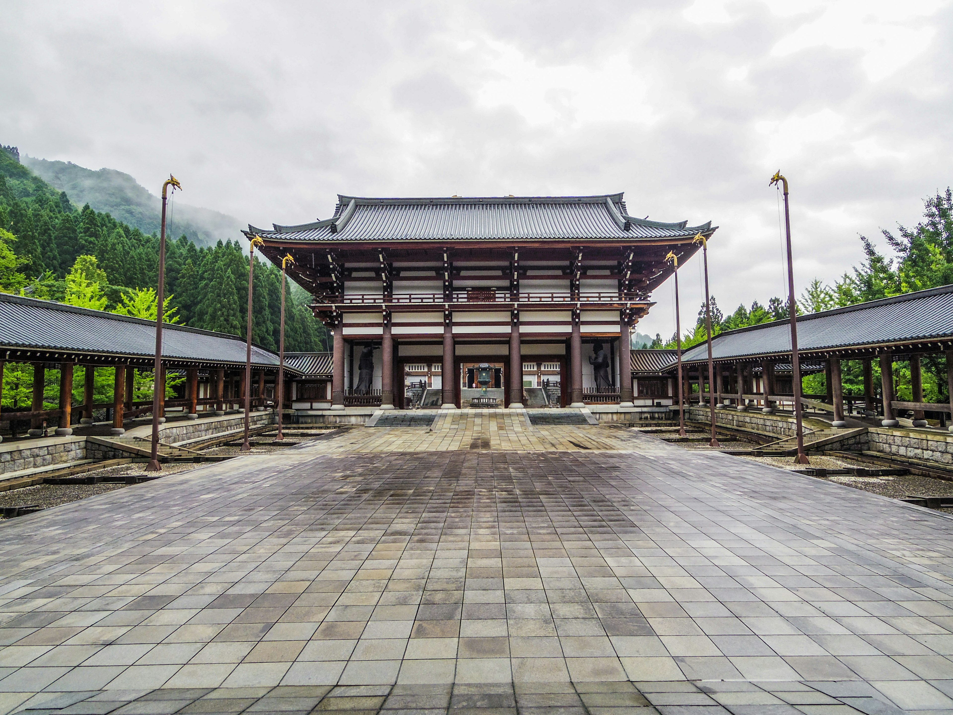 Frontansicht eines schönen traditionellen japanischen Gebäudes mit einem geräumigen Innenhof