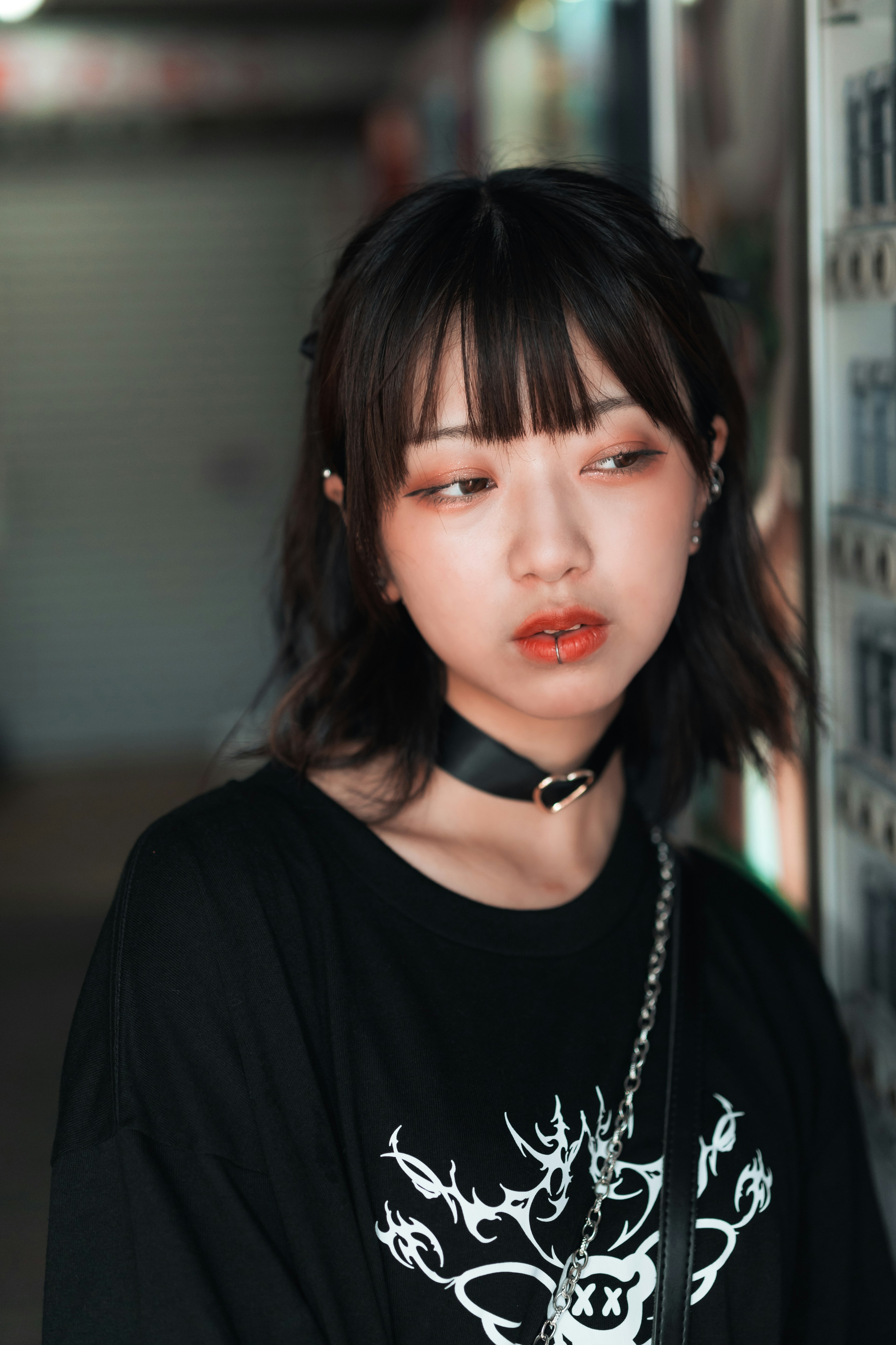 黒いTシャツを着た女性がカメラを見つめている