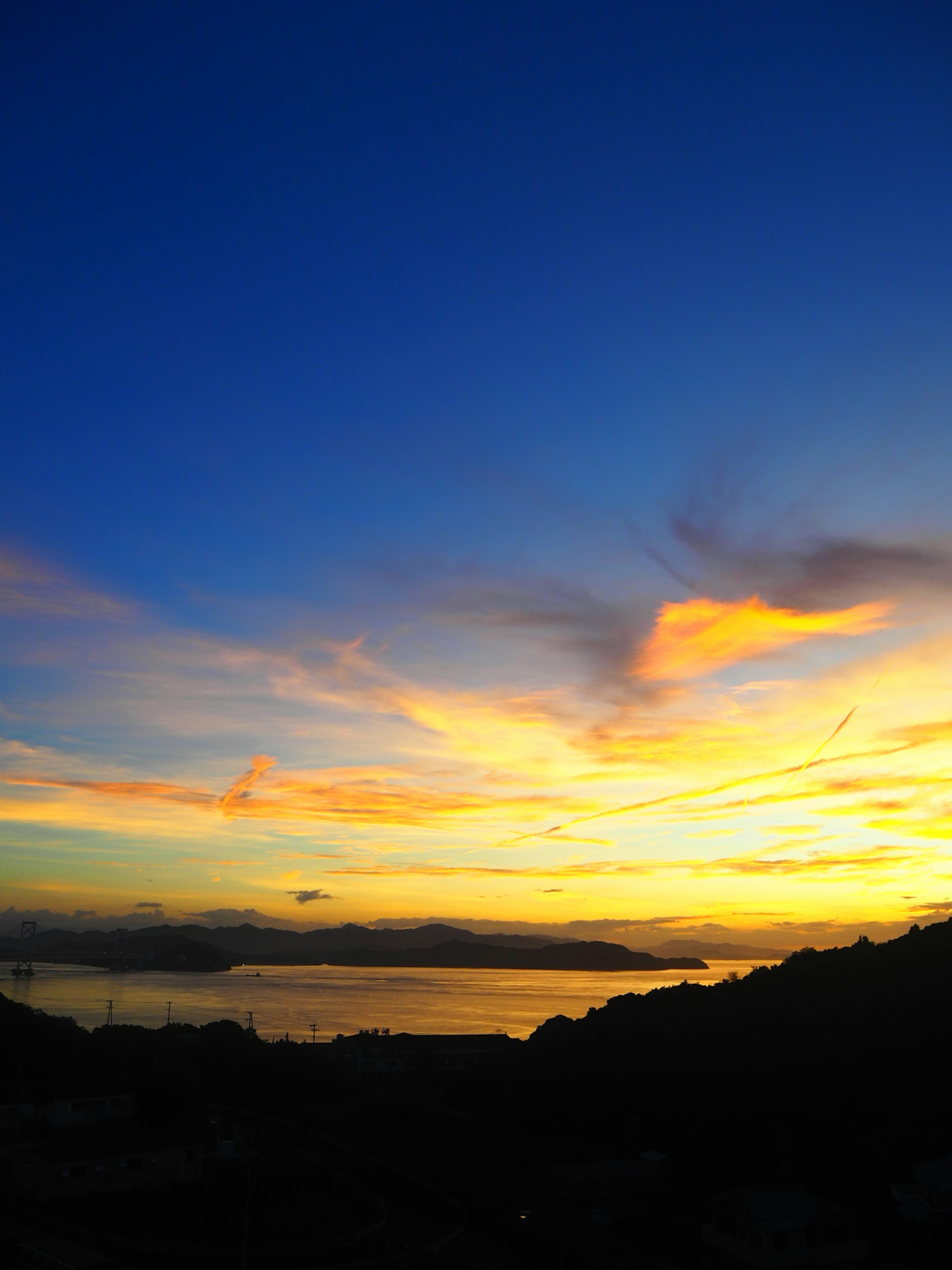 夕焼けの美しい景色と青空のグラデーション