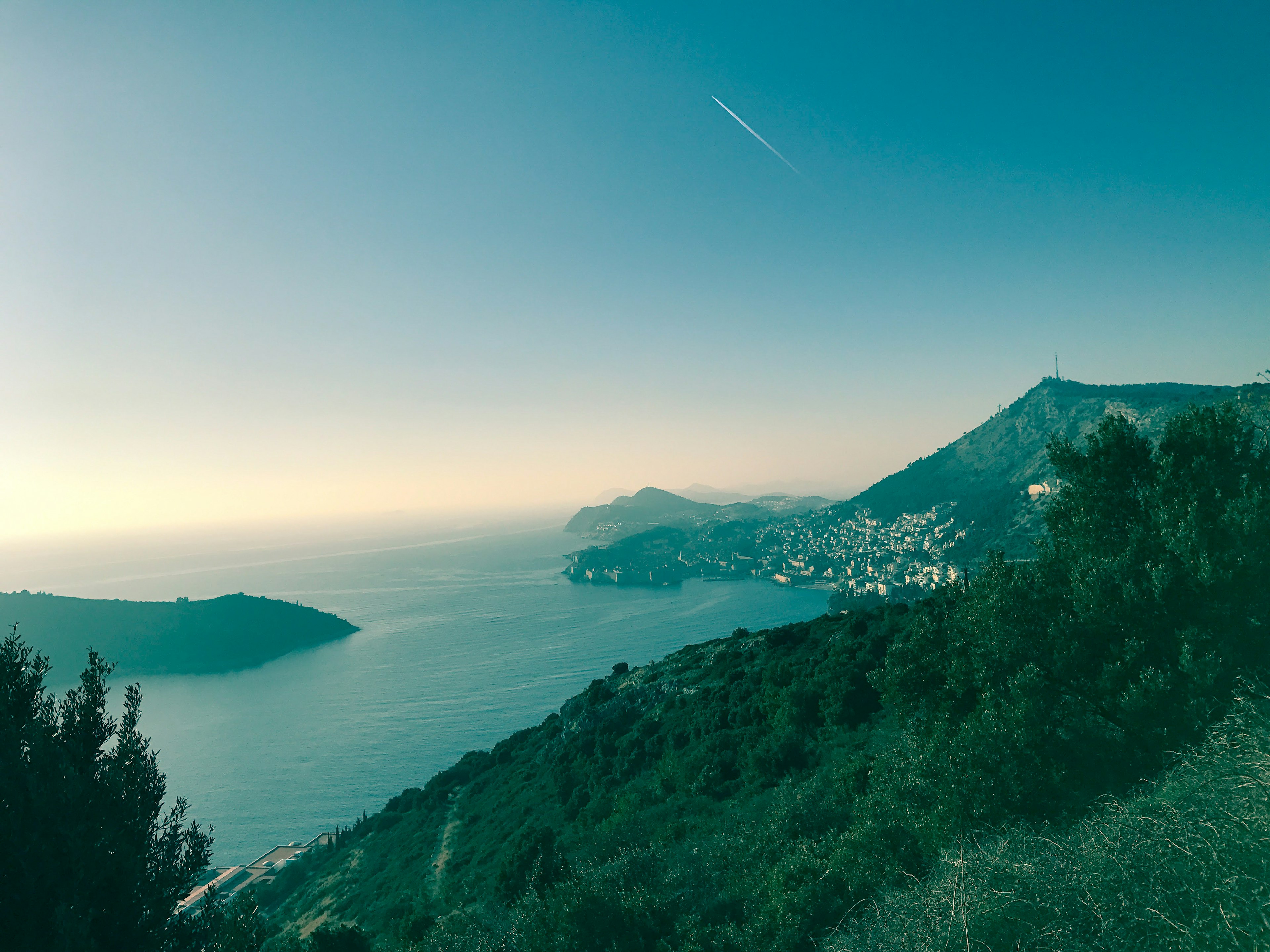 Vista escénica de la costa y las montañas, mar y cielo azules, paisaje natural tranquilo