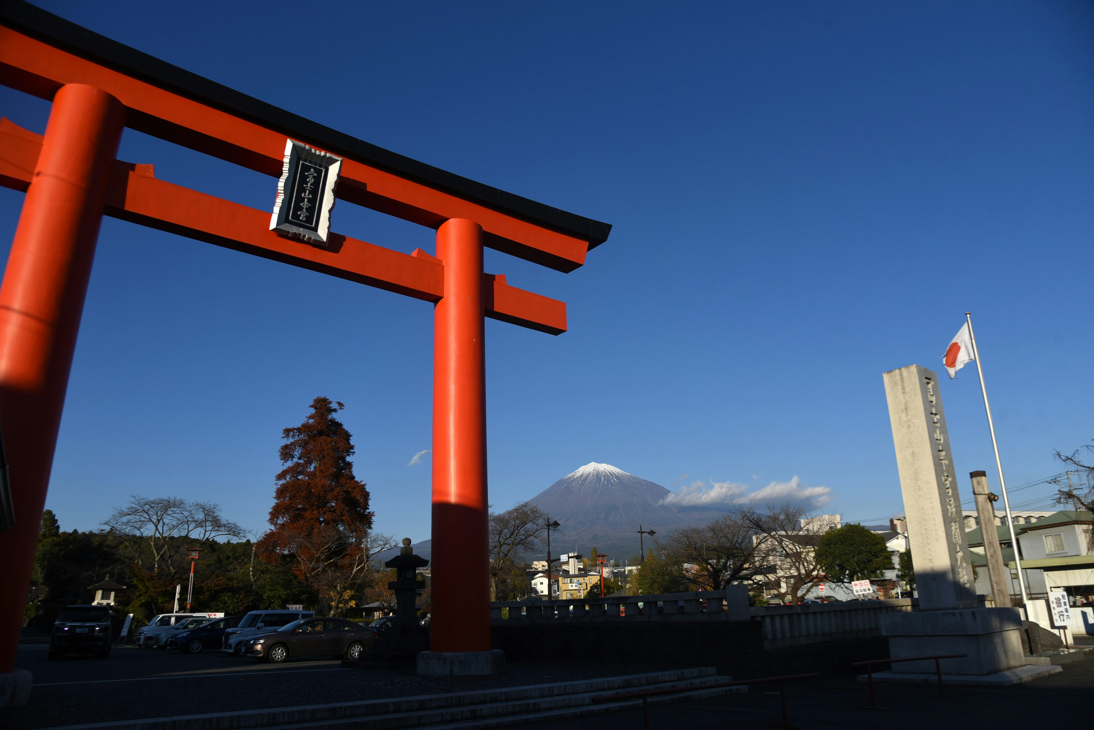 Portale torii rosso con il monte Fuji sullo sfondo sotto un cielo blu