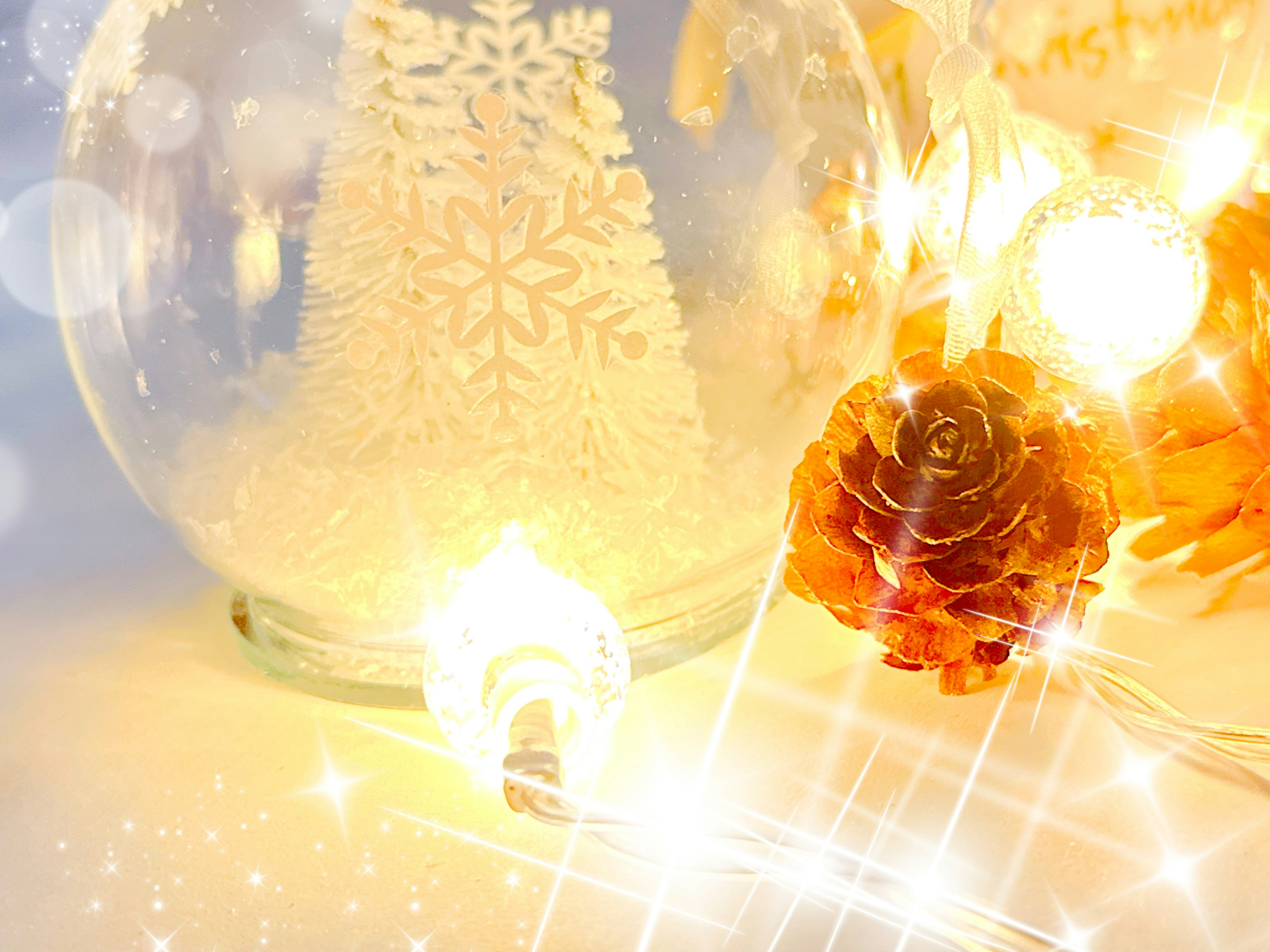 Transparente Weihnachtsornament mit Schneeflockenmuster leuchtende Lichter und orangene Blumendekoration