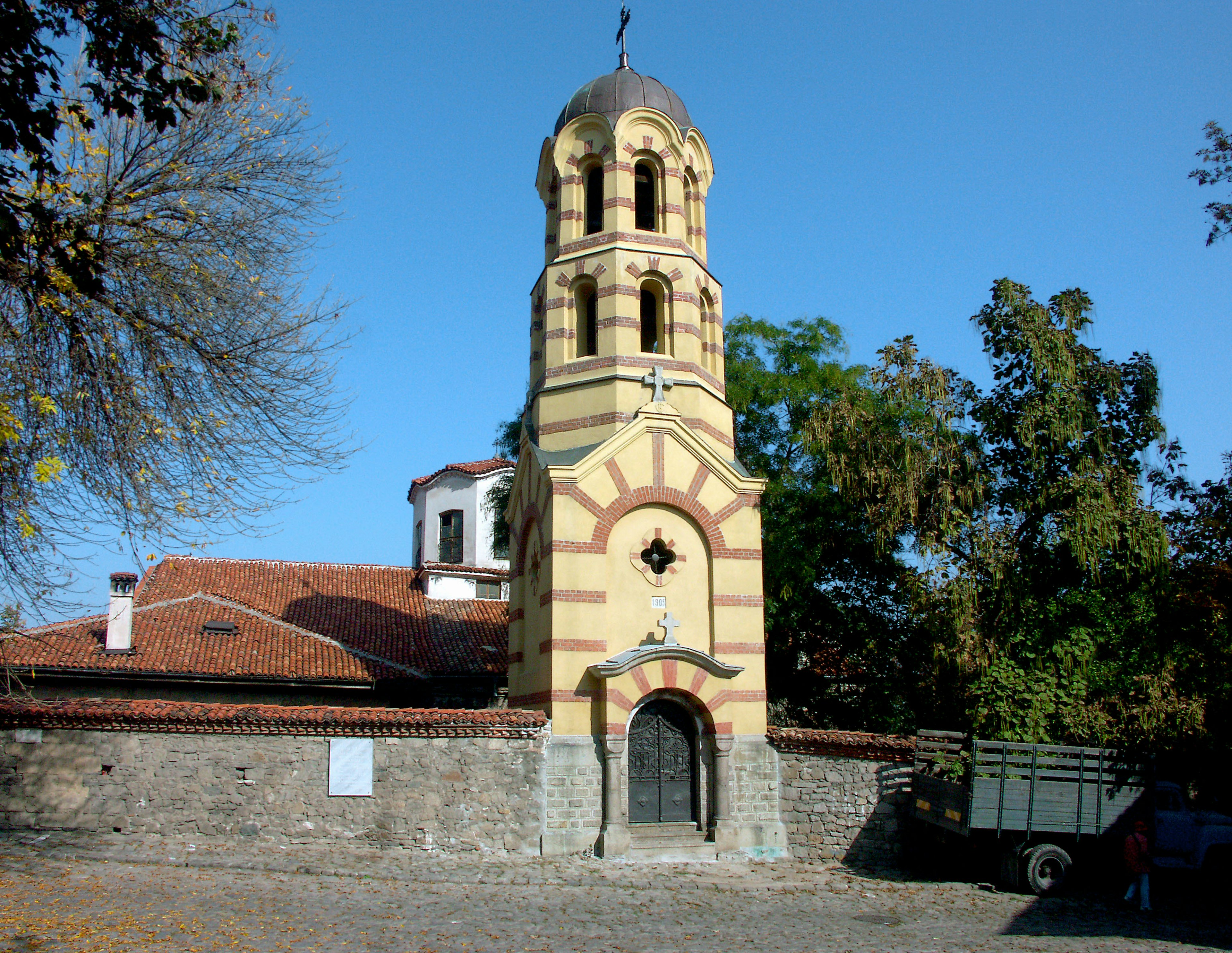 Extérieur d'une vieille église avec un clocher coloré