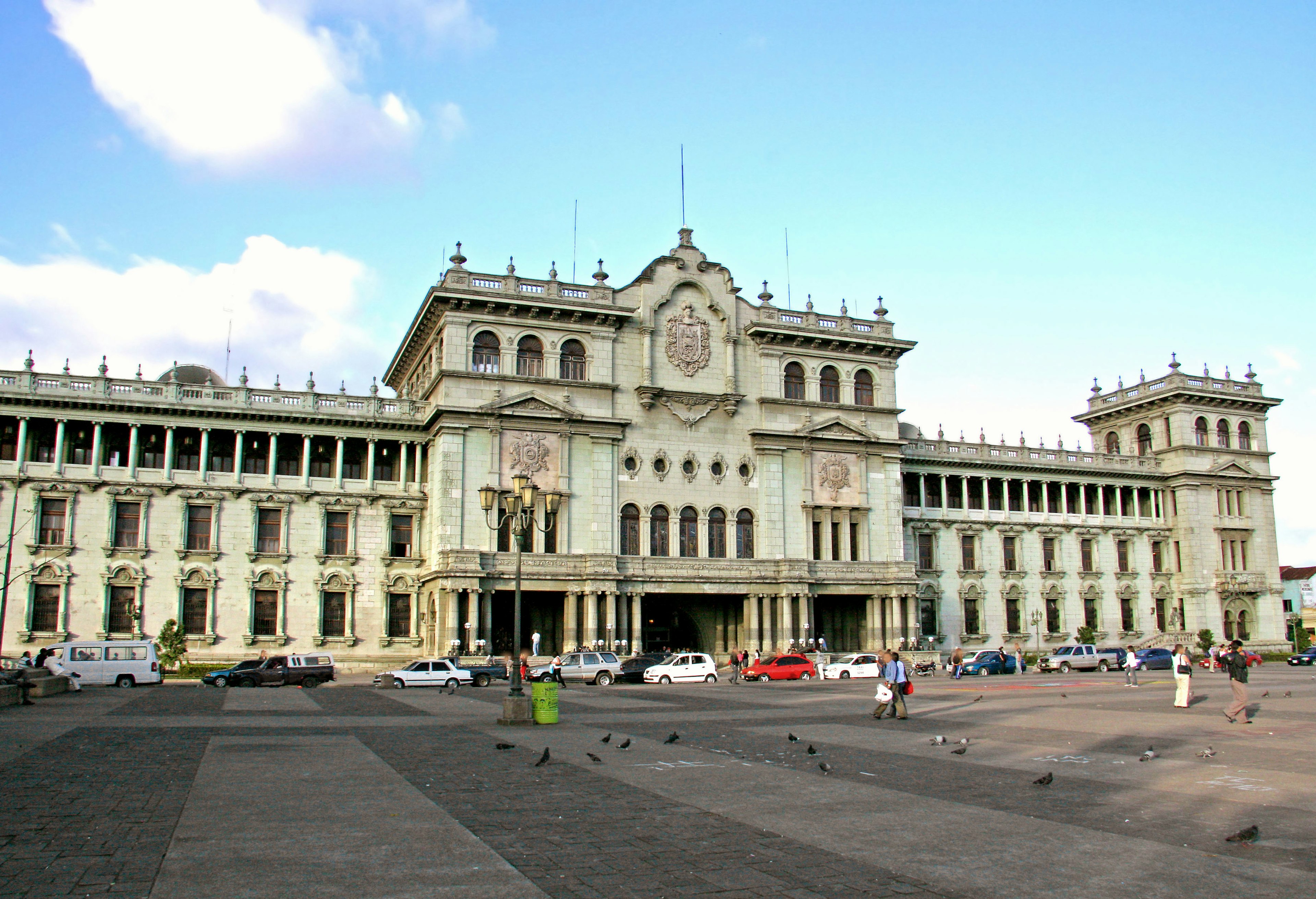 Edificio storico situato in una piazza centrale con una bella architettura