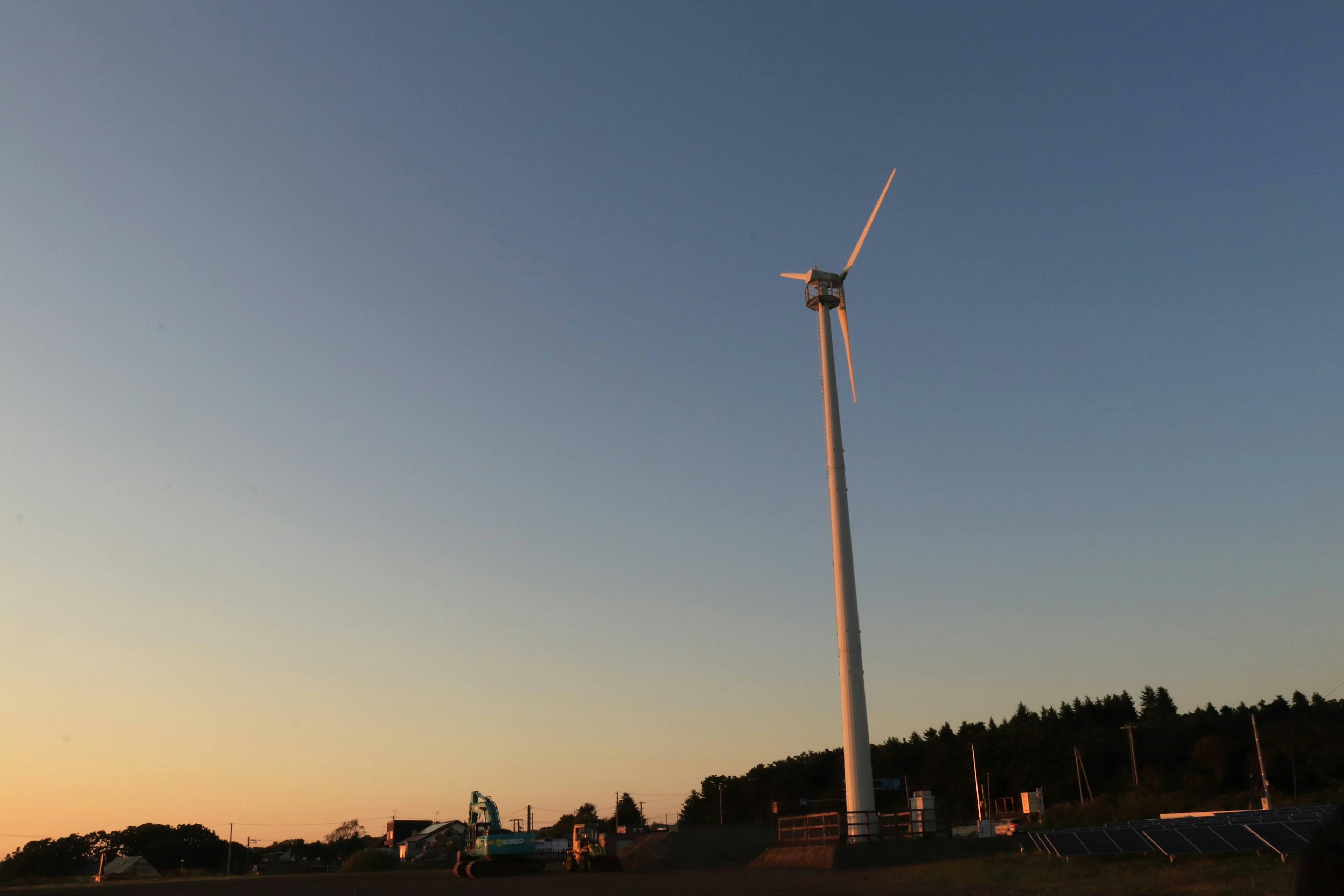 Turbina eolica contro un cielo al tramonto