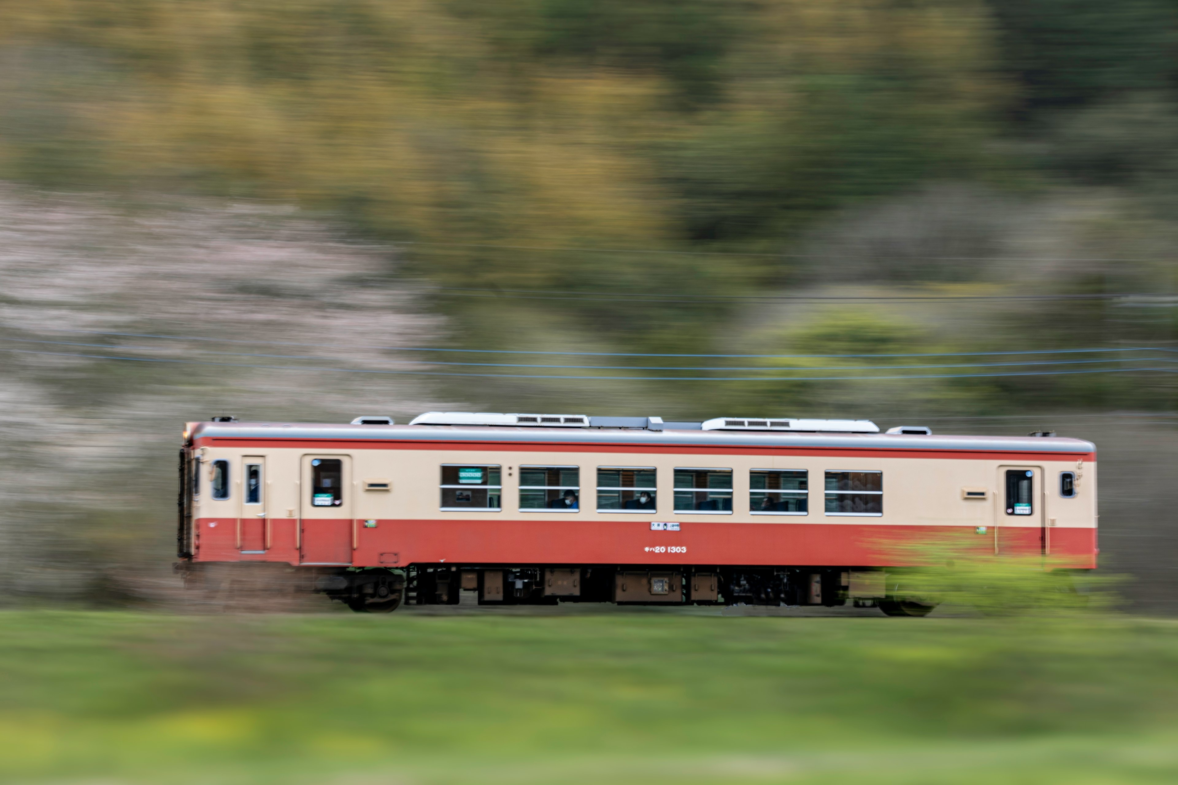 Vagón de tren retro moviéndose a través de un paisaje verde