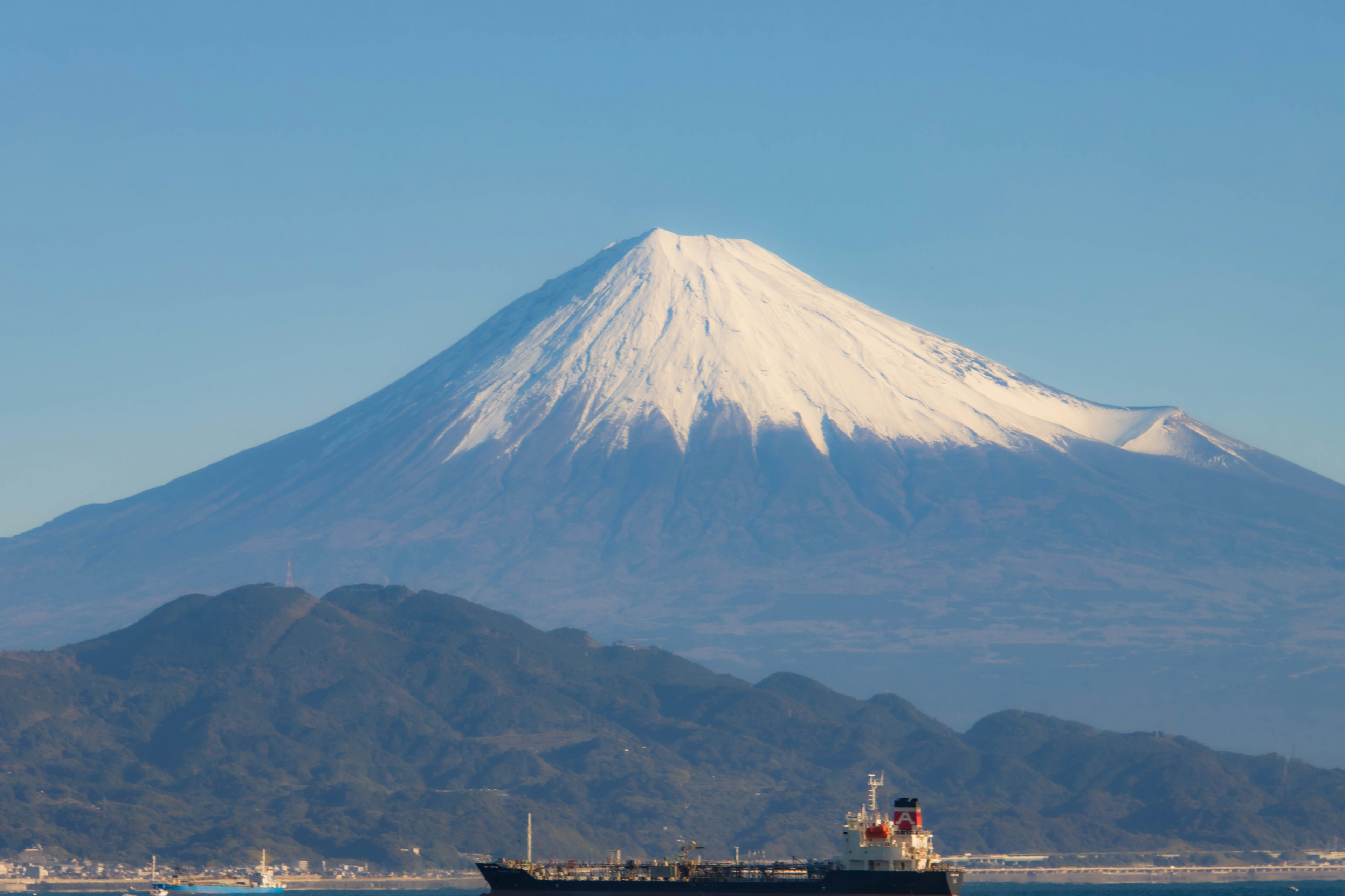 富士山が雪で覆われた美しい姿と青い空