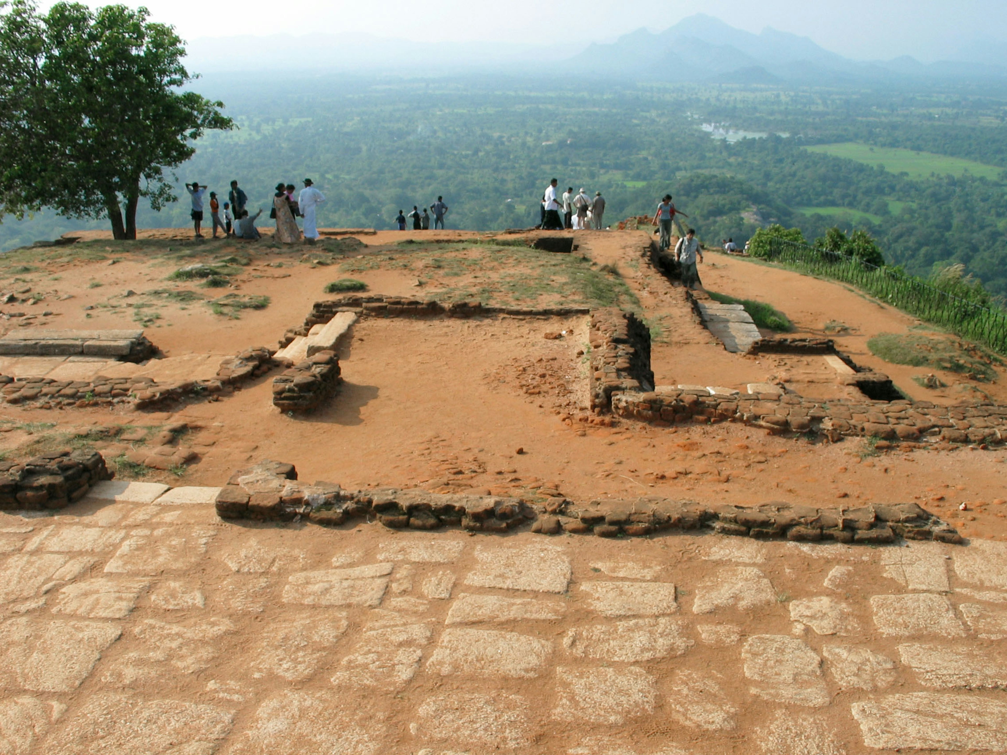 Antike Ruinen von Sigiriya mit üppiger grüner Landschaft im Hintergrund