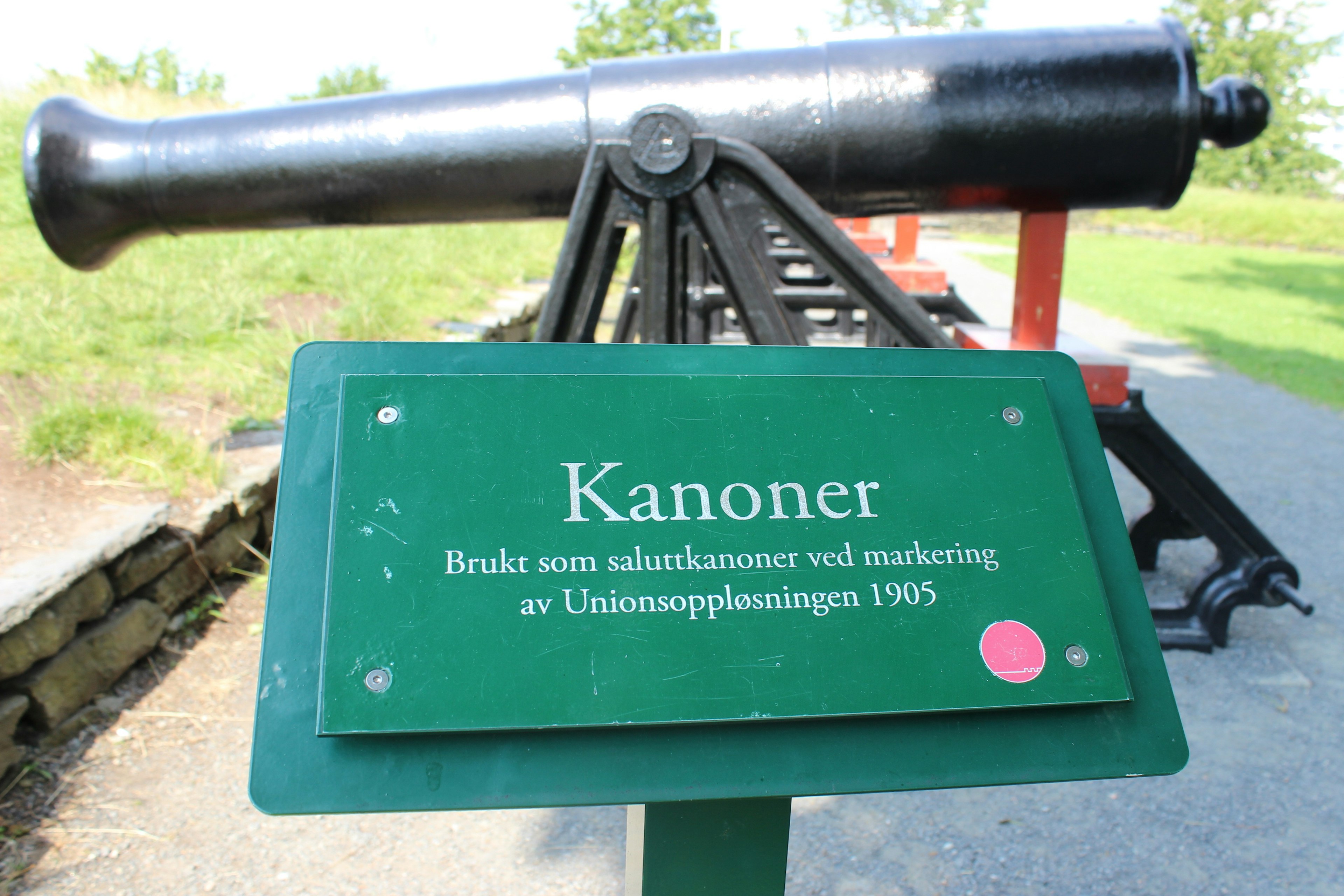 Image of a cannon with a green information plaque detailing its history