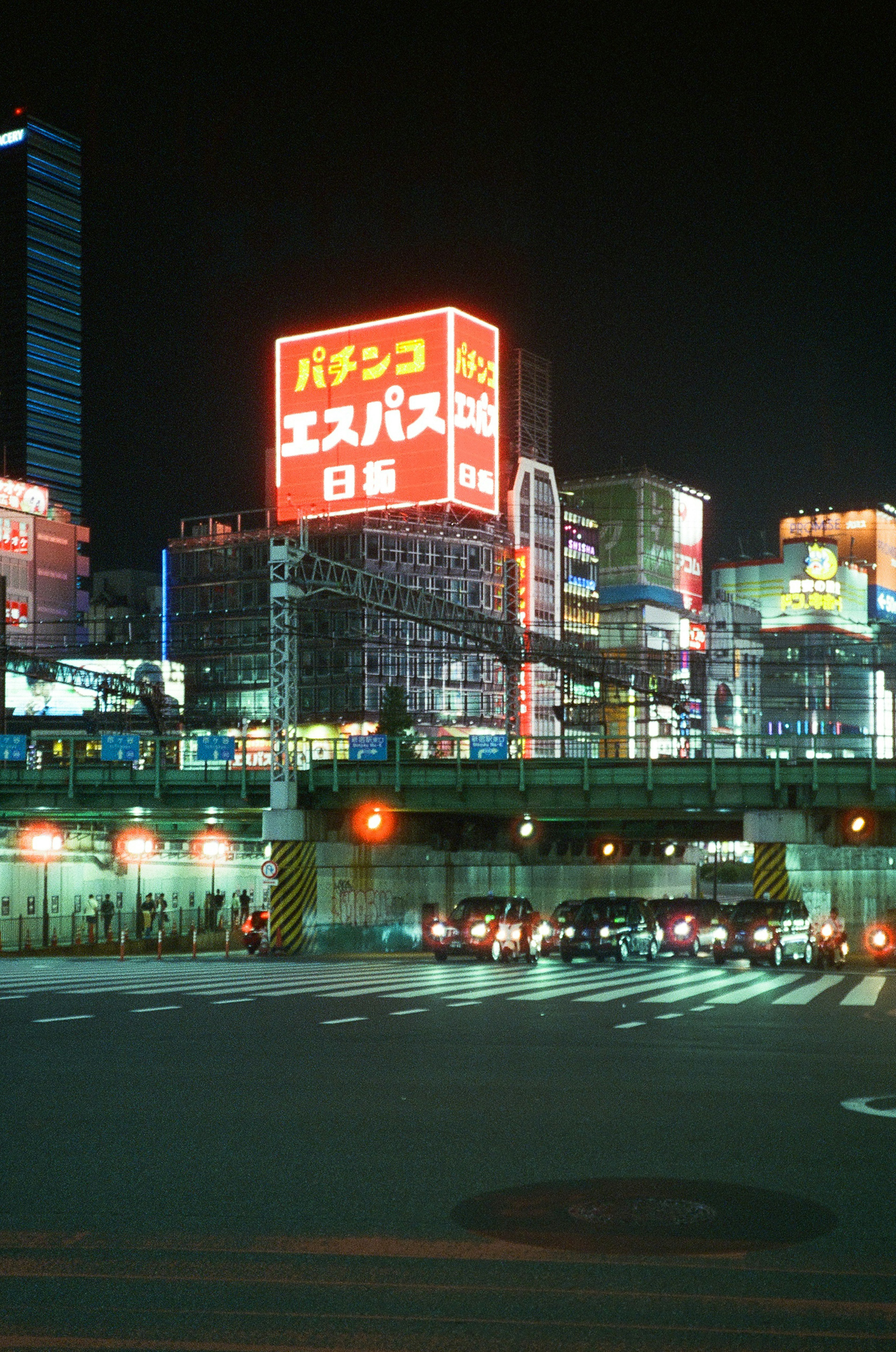 Des enseignes lumineuses illuminent un paysage urbain la nuit