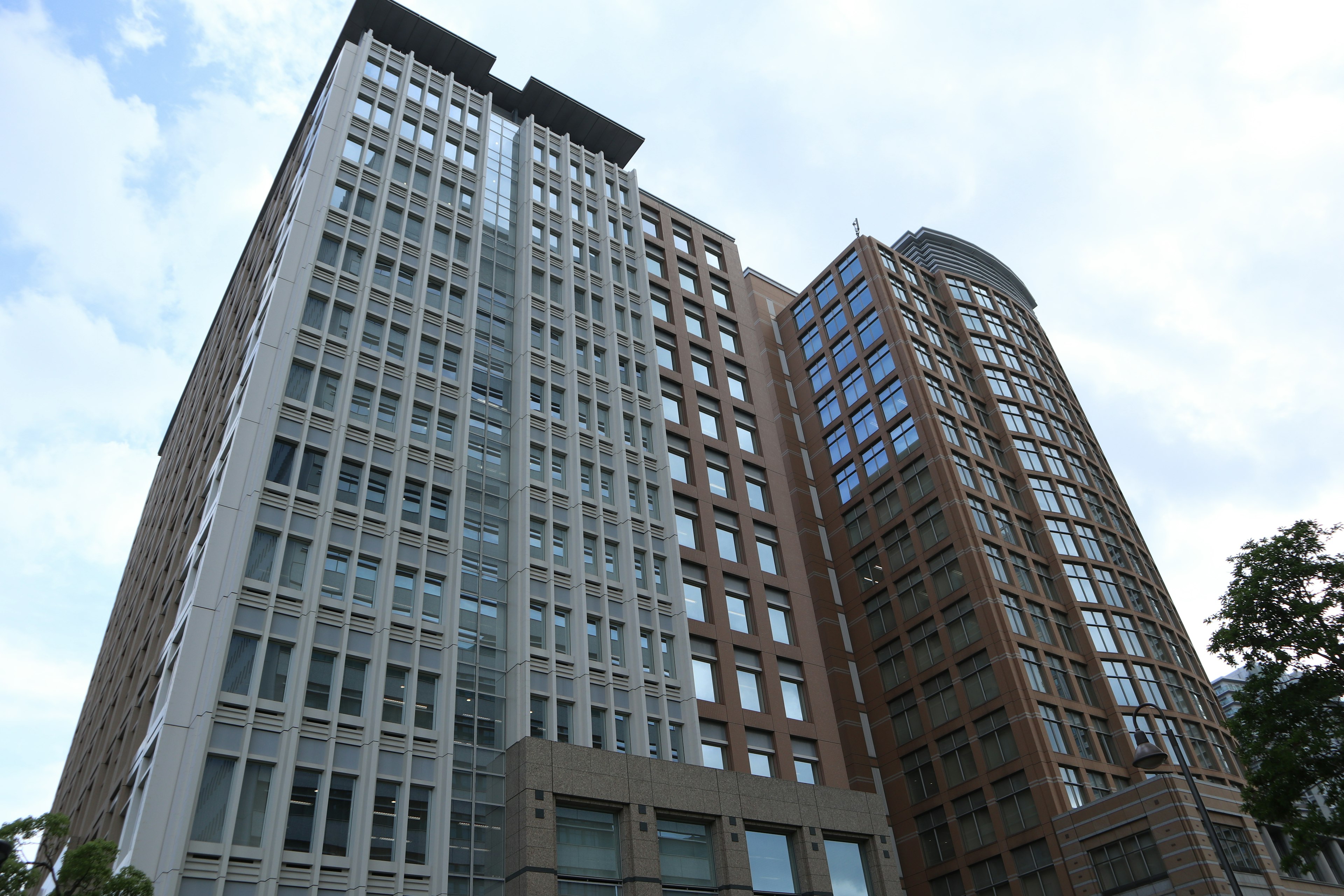 Foto de un edificio moderno con un diseño de vidrio y ladrillo