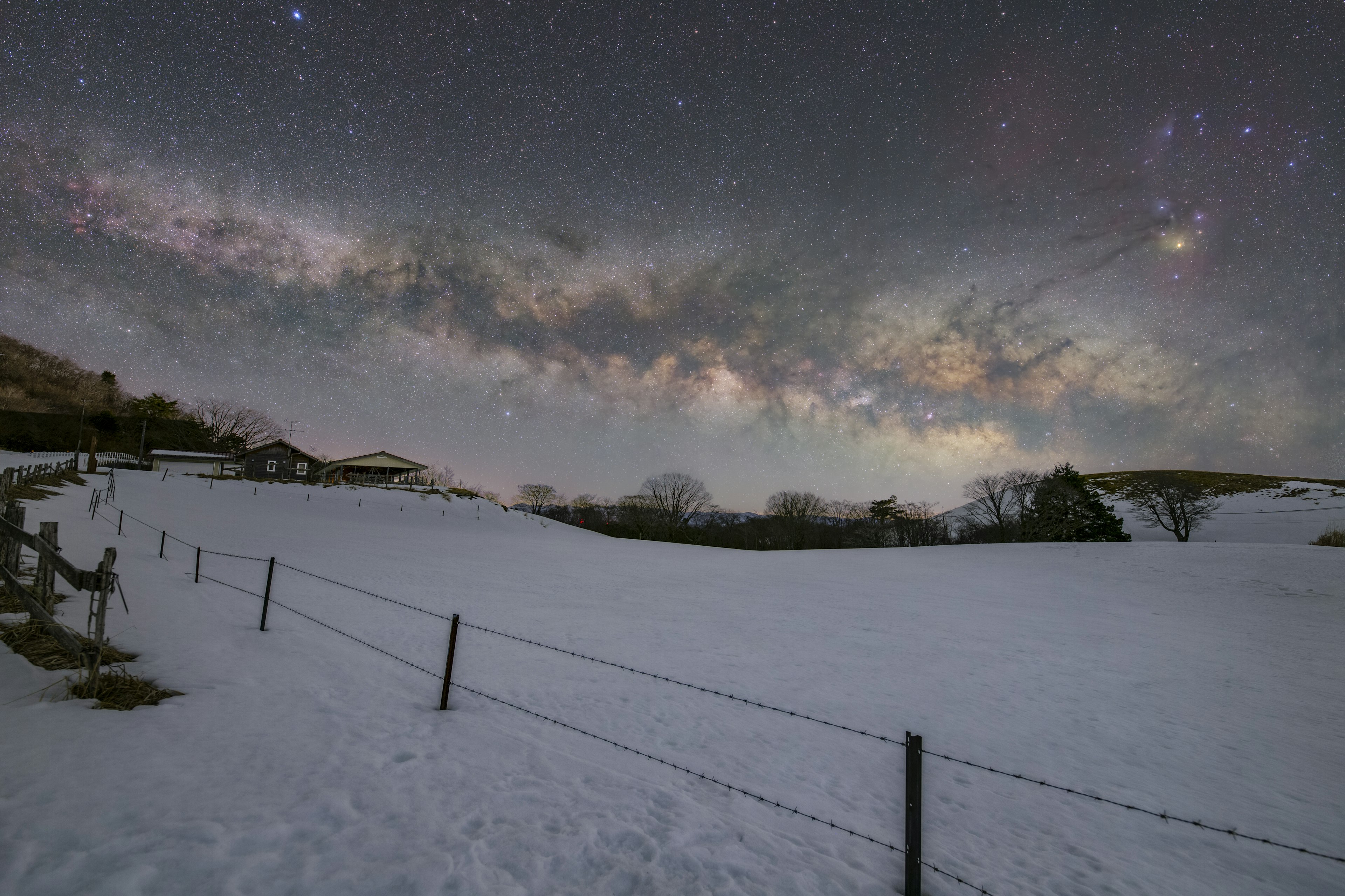 Schöne Milchstraße über einer schneebedeckten Landschaft