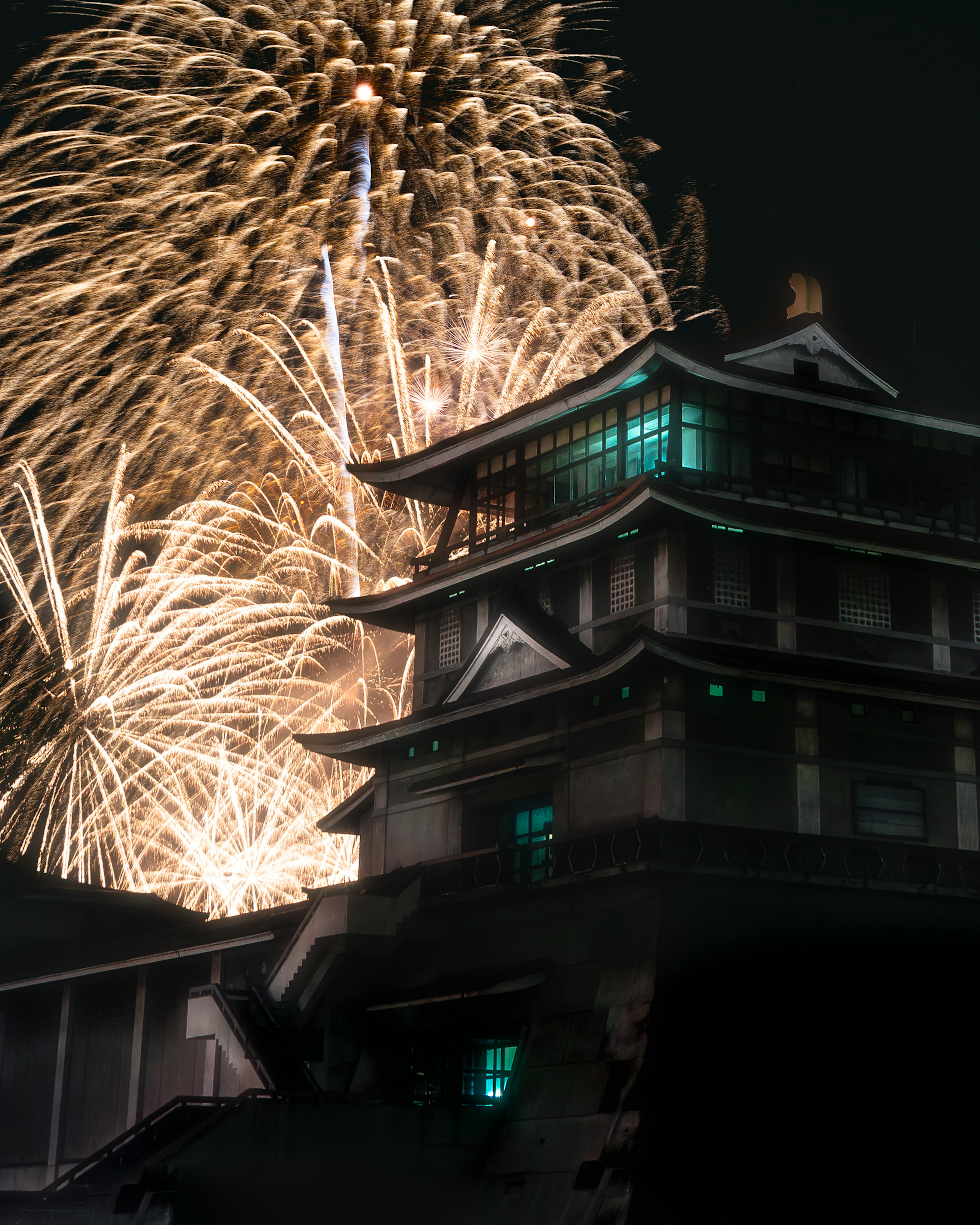 Un hermoso castillo iluminado por fuegos artificiales en el cielo nocturno