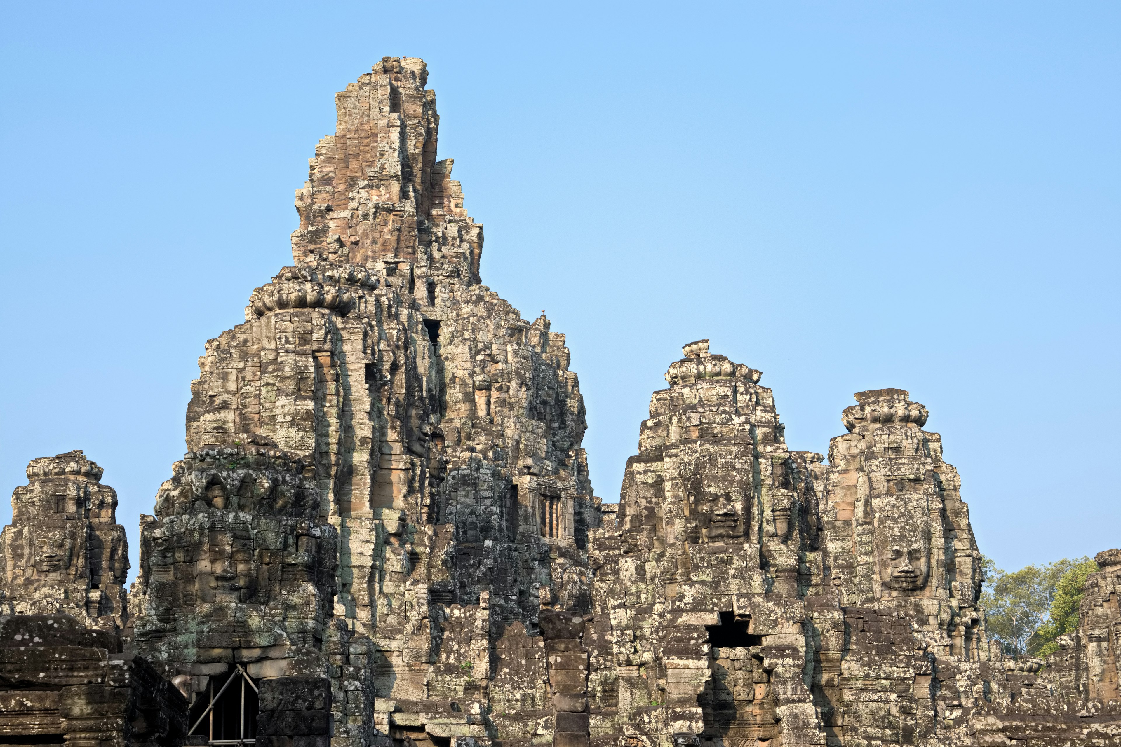 Bagian dari arsitektur batu megah Kuil Bayon di Angkor