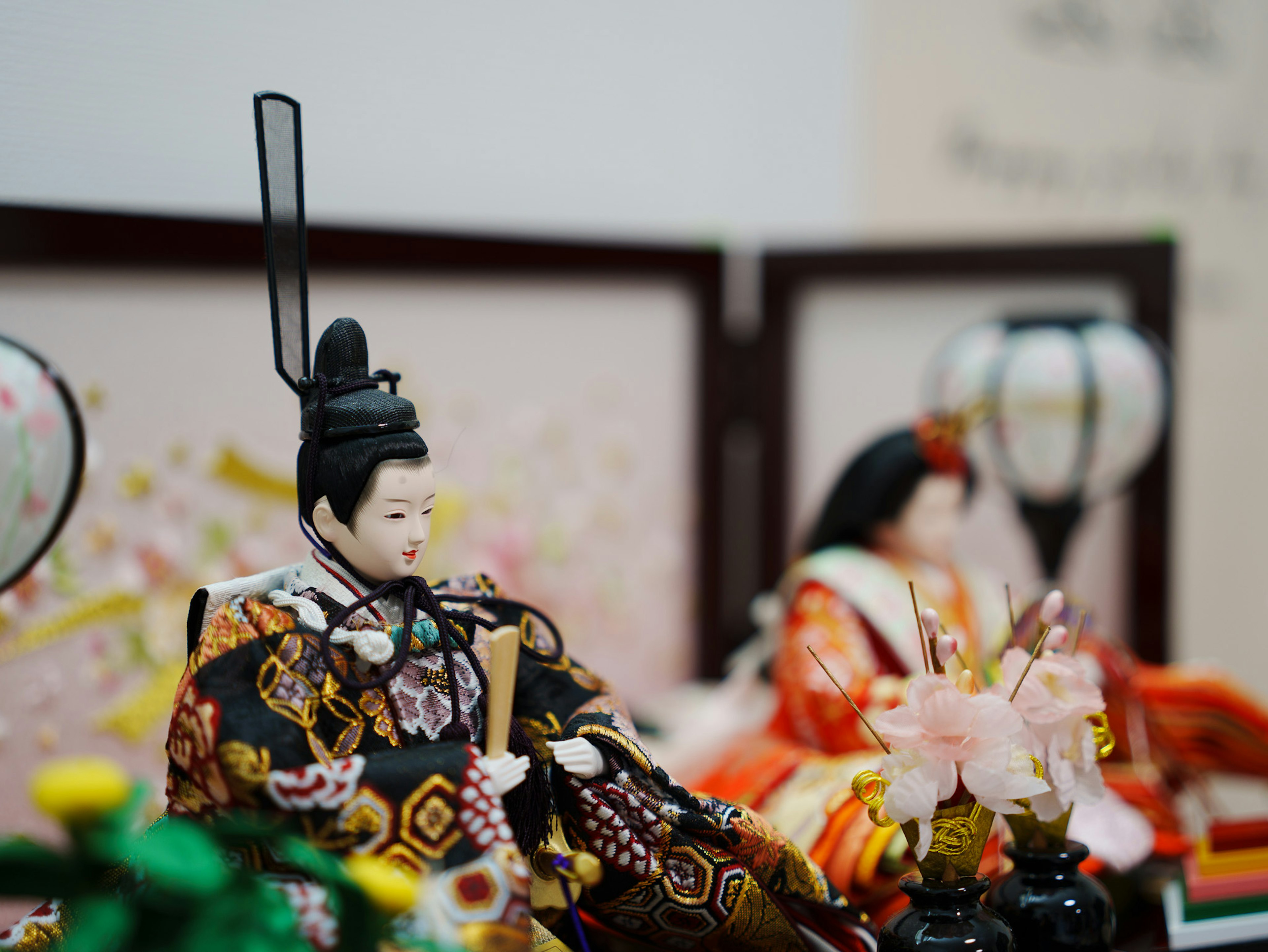 Tradizionali bambole hina giapponesi esposte per il festival Hinamatsuri