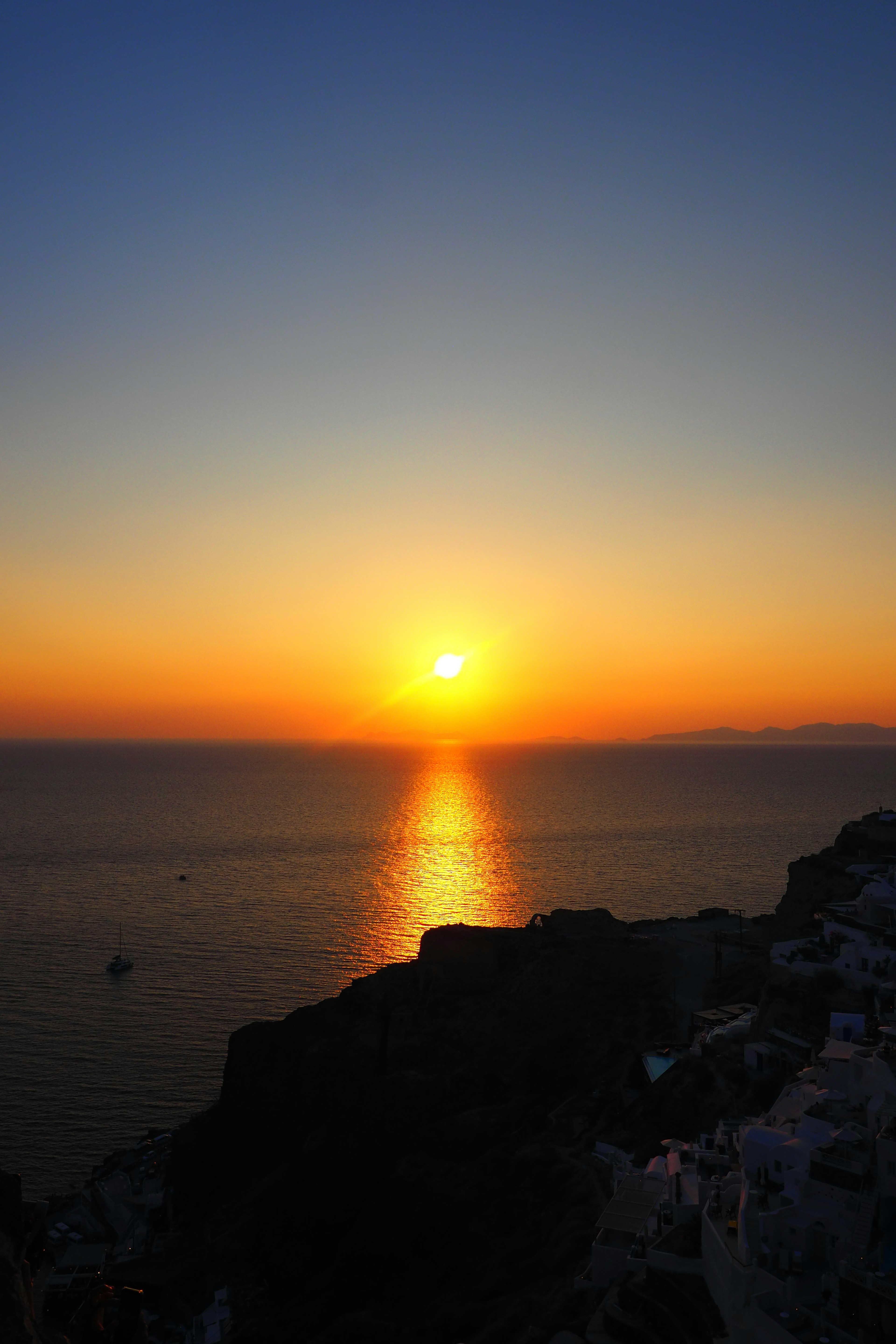 Magnifique coucher de soleil se reflétant sur la mer