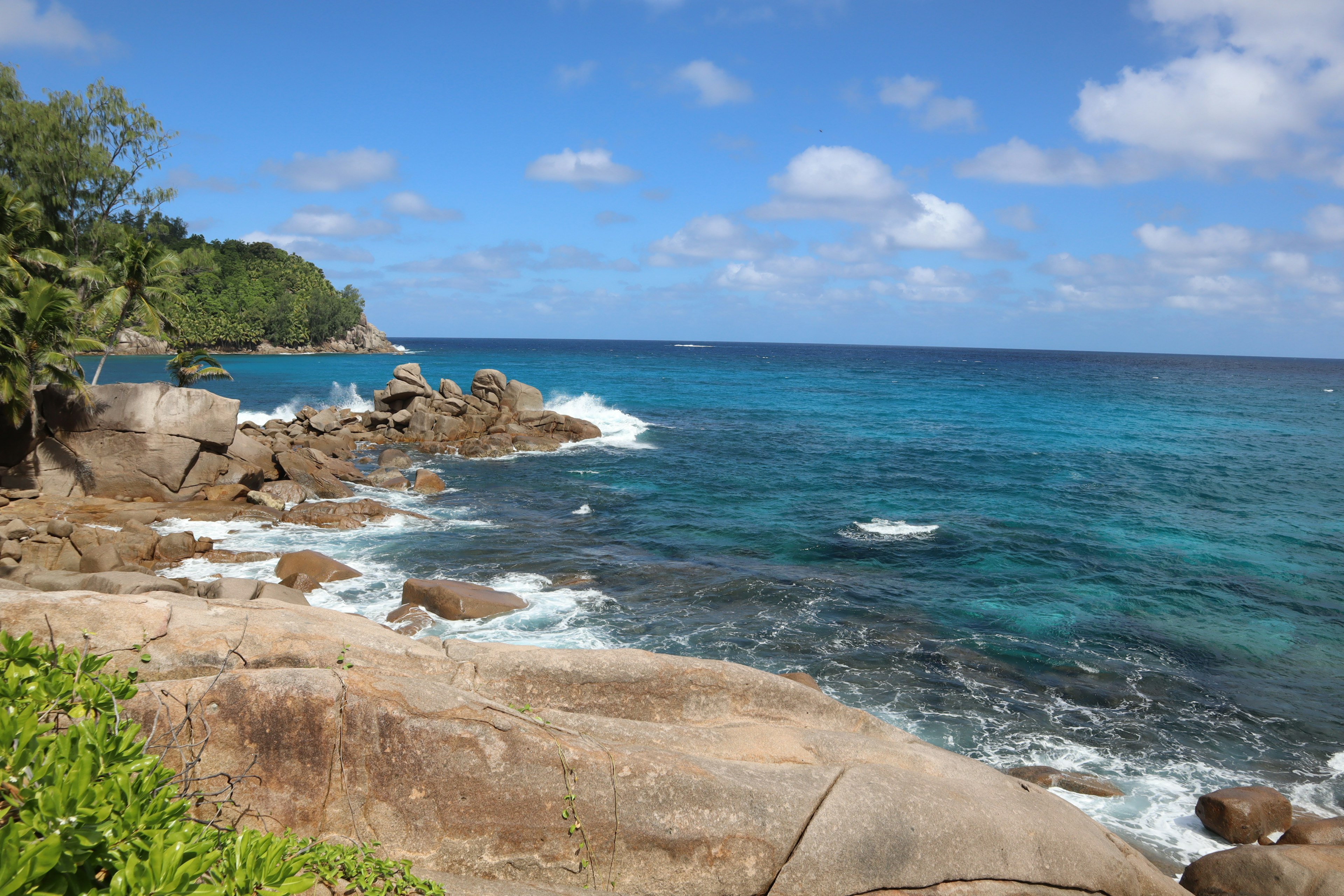 ทิวทัศน์ชายหาดหินที่สวยงามพร้อมน้ำสีฟ้าครามและท้องฟ้าสีฟ้า