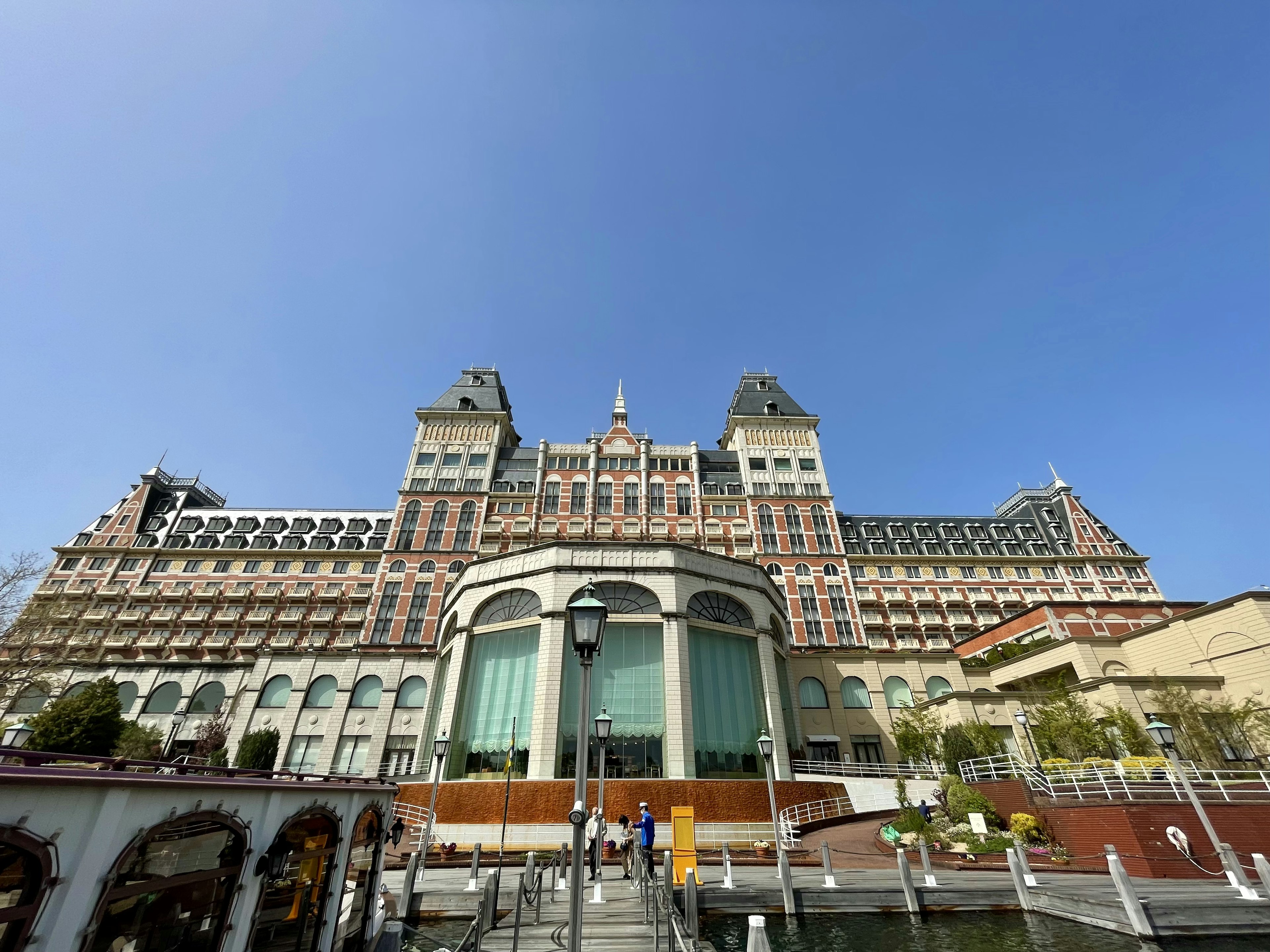 Fasad hotel megah yang diambil di bawah langit biru yang cerah