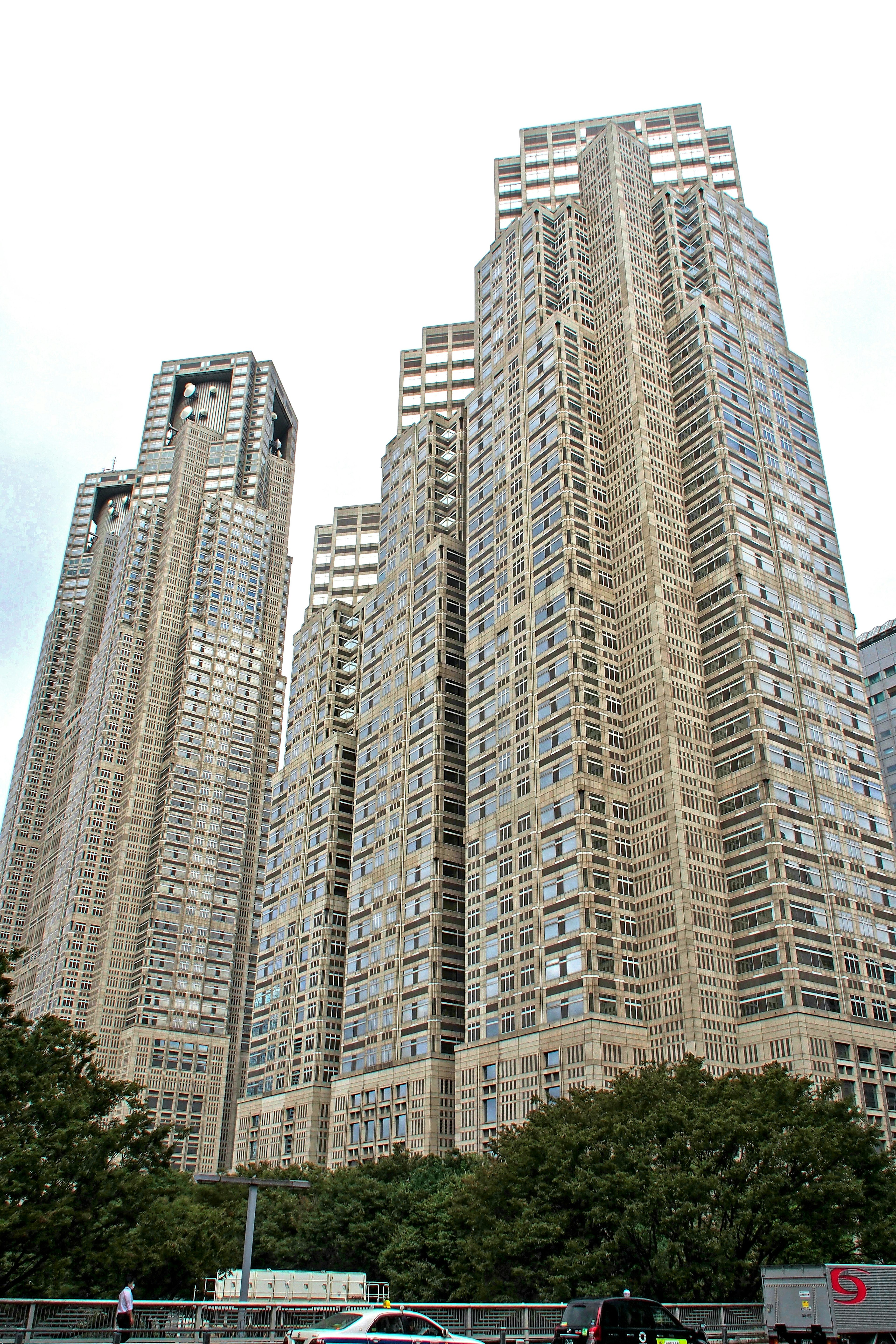 Pemandangan kota dengan gedung pencakar langit tinggi dalam gaya arsitektur modern