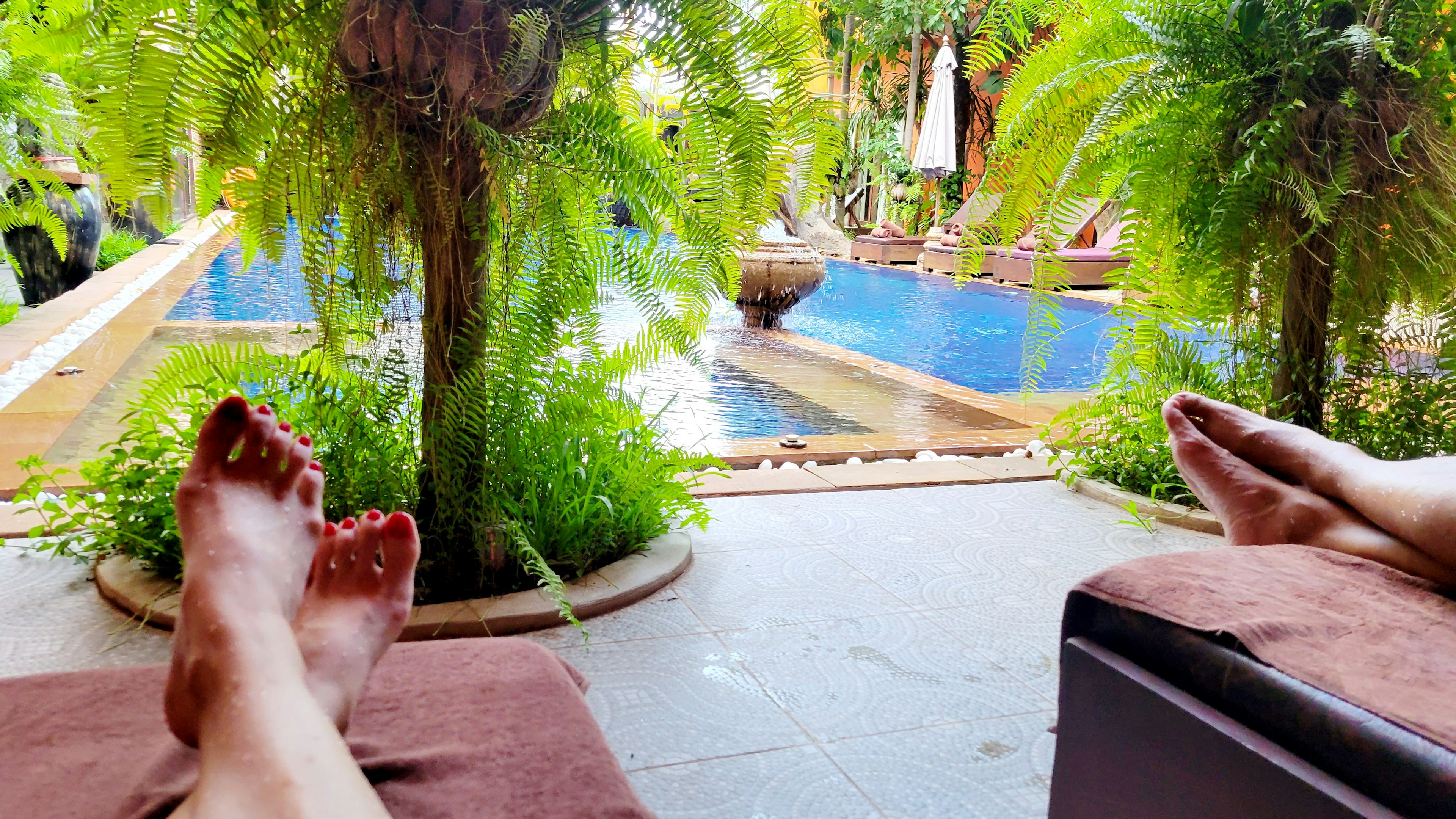 Pieds détendus avec une belle vue sur la piscine dans un cadre tropical