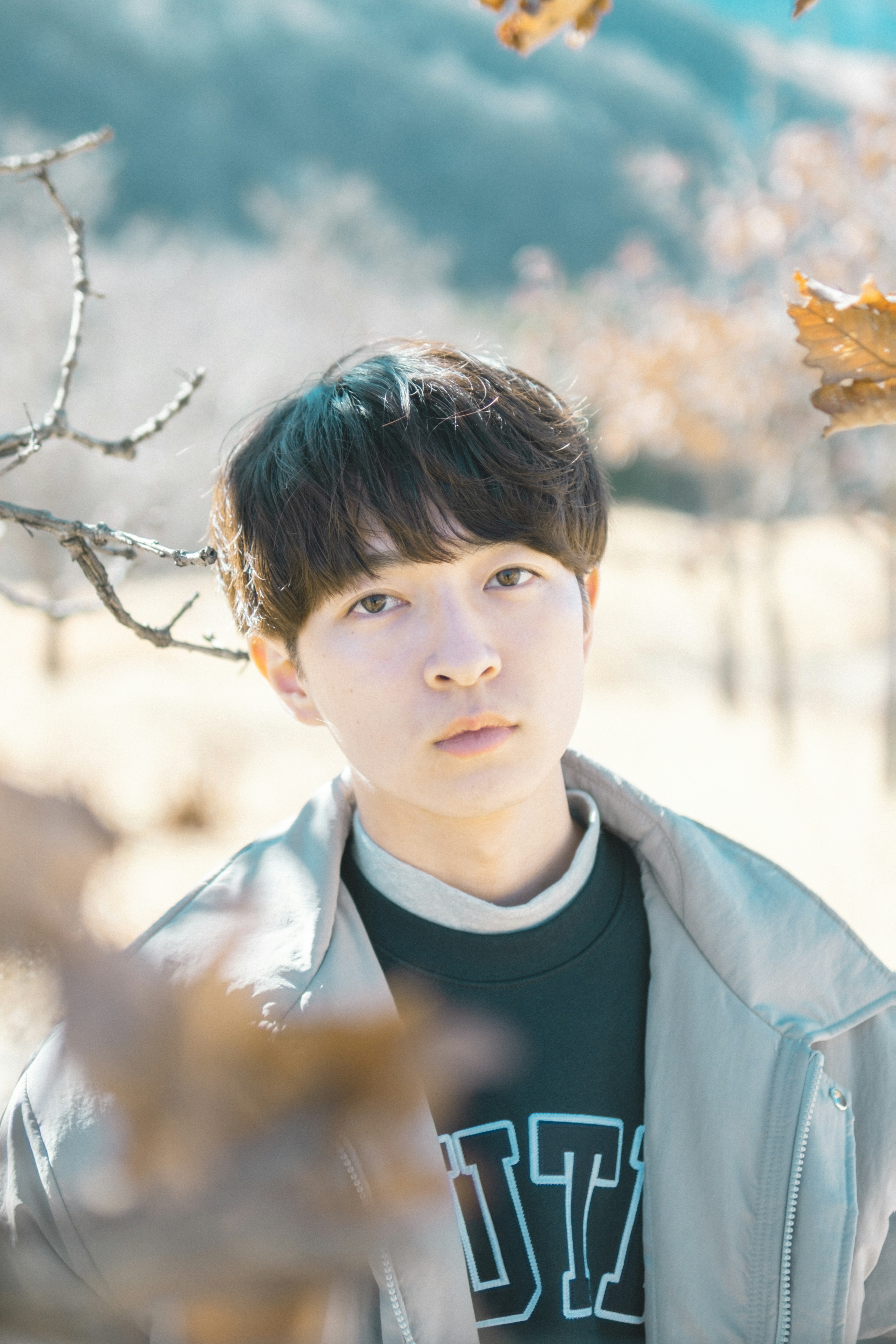 Portrait d'un jeune homme posant dans la nature