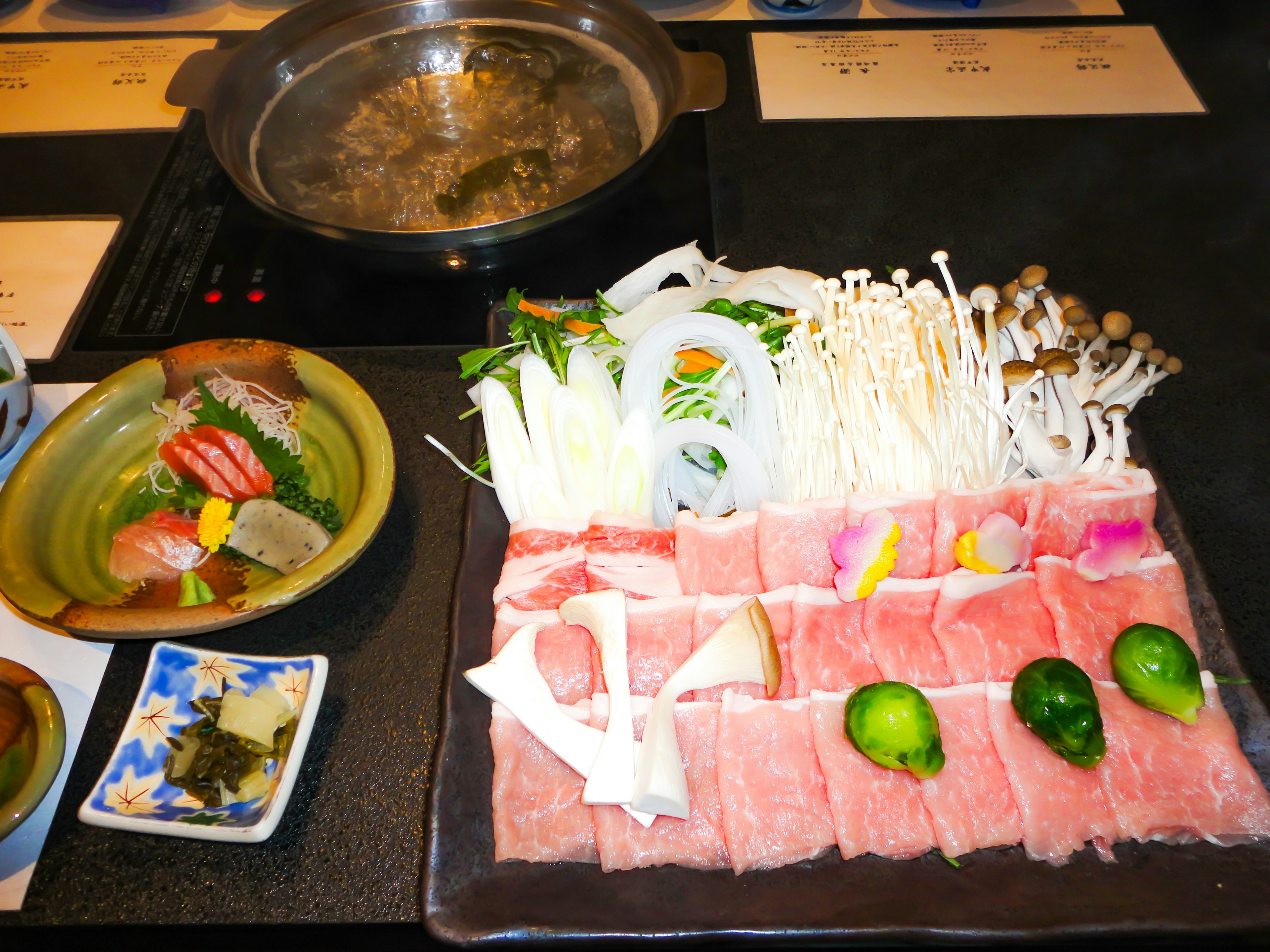 鍋料理のための新鮮な肉と野菜の盛り合わせ