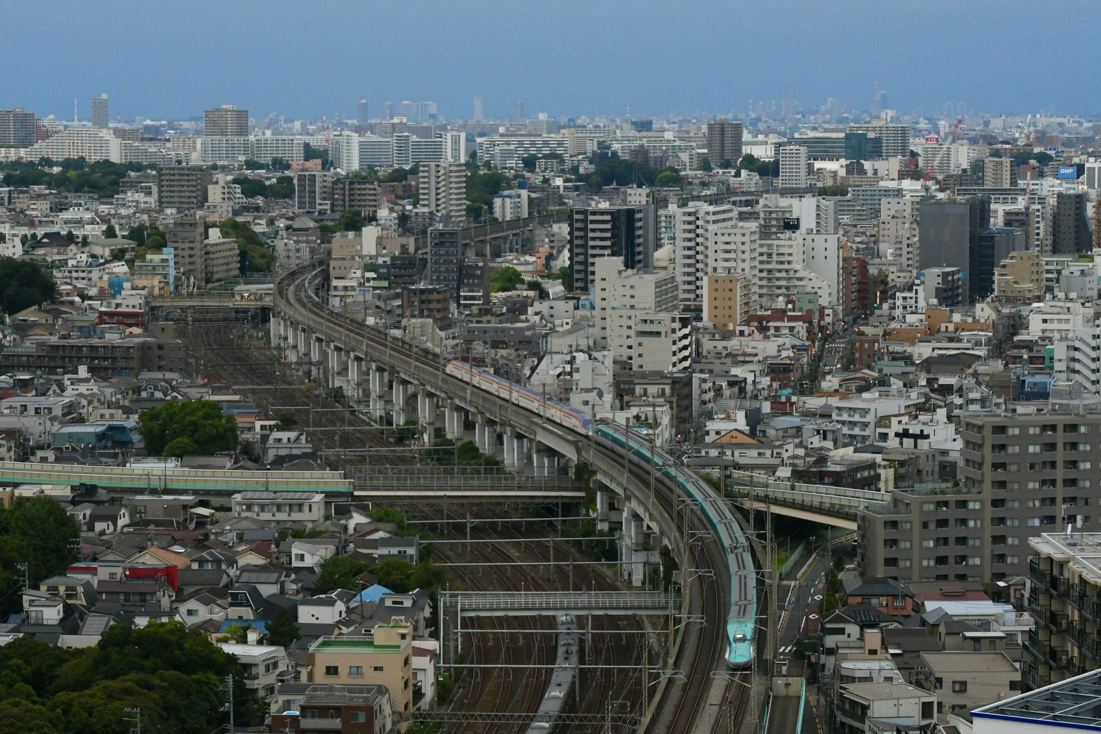 Paisaje urbano con rascacielos y vías de tren