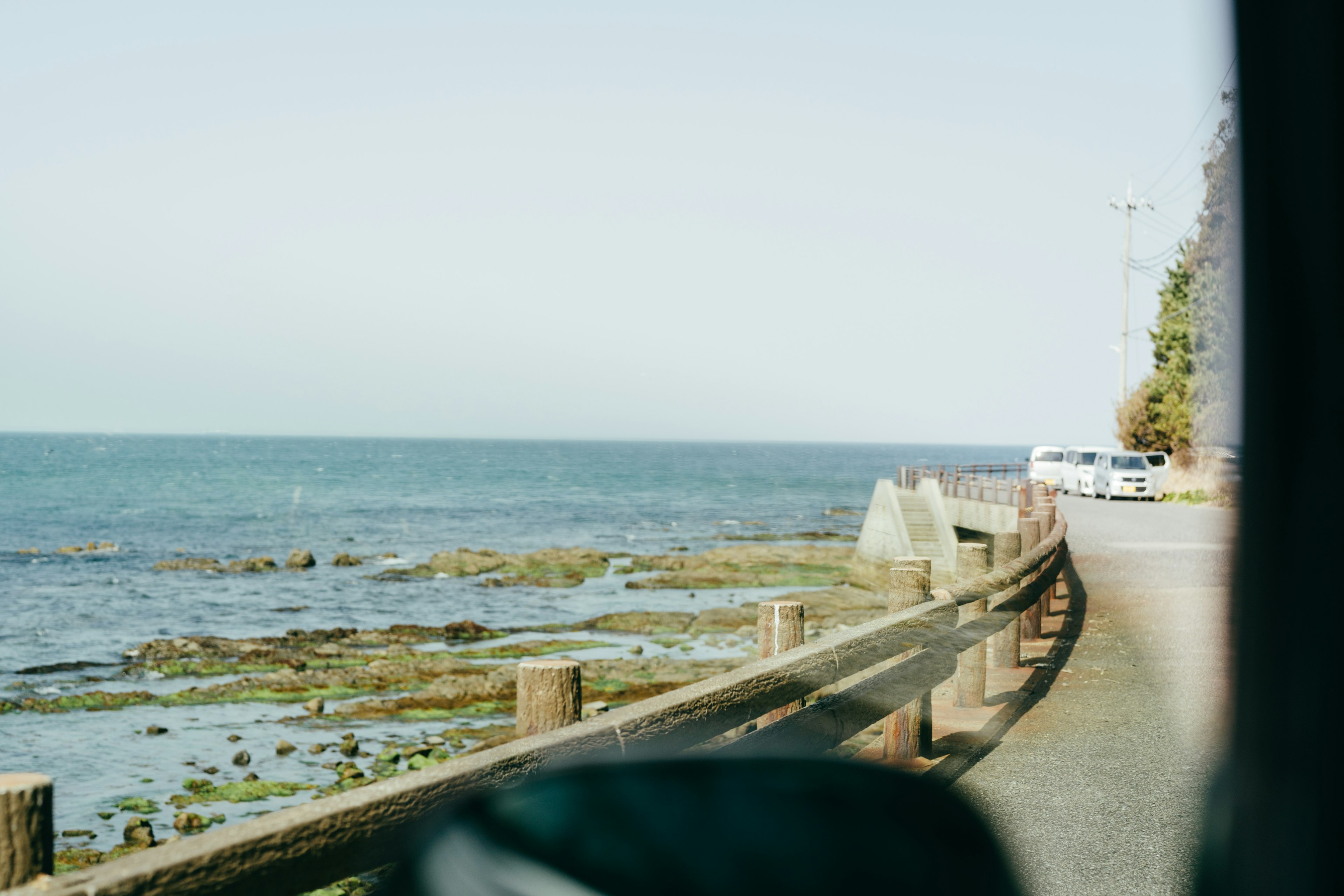 海岸線に沿った道路と海の風景