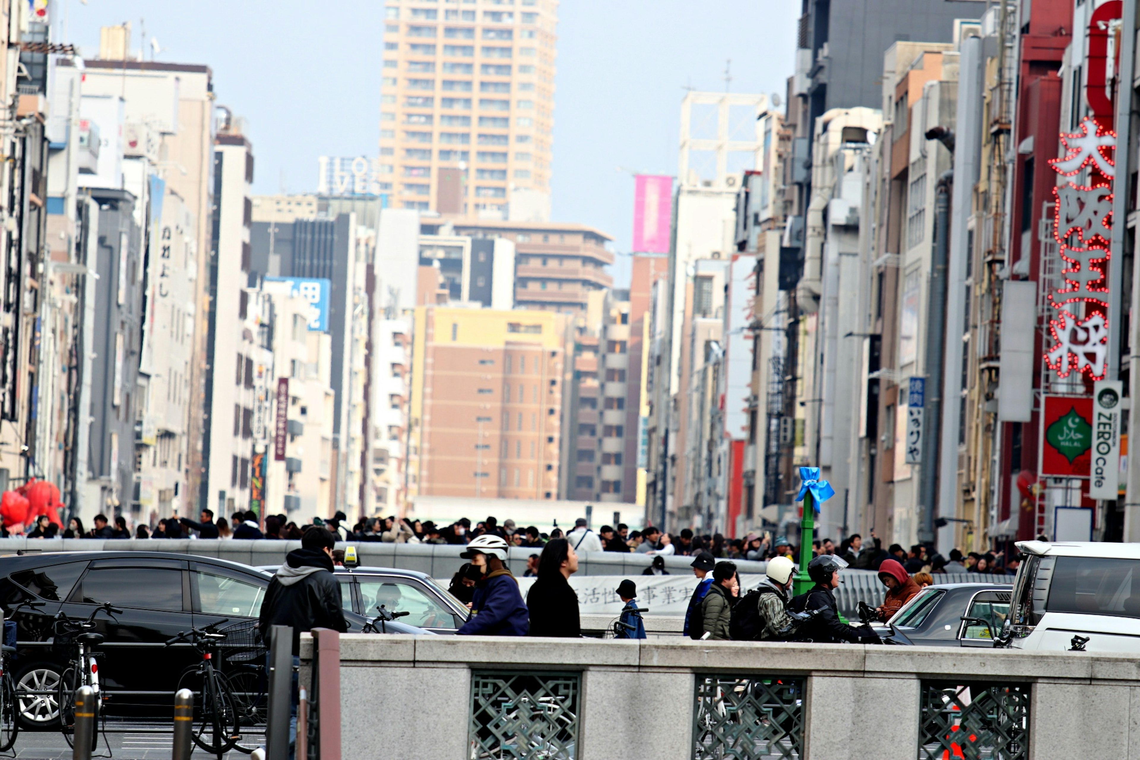 人々が集まる都市の通りの眺め高層ビルとショップが並ぶ