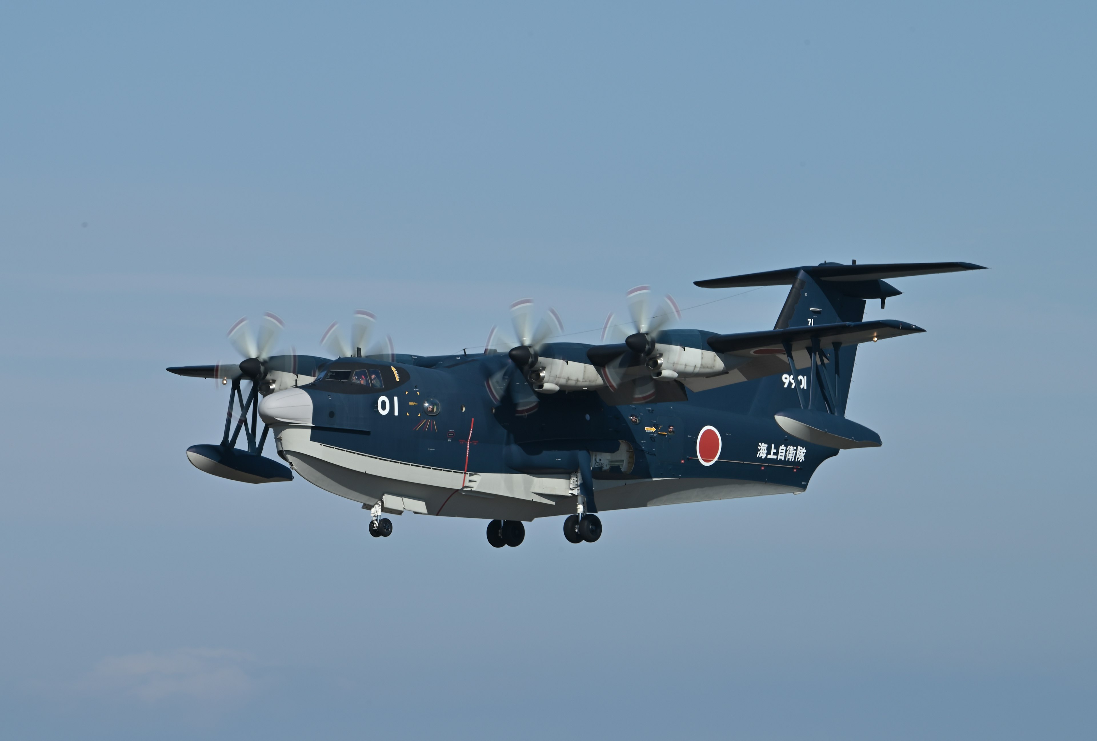 Pesawat Jepang terbang di langit biru