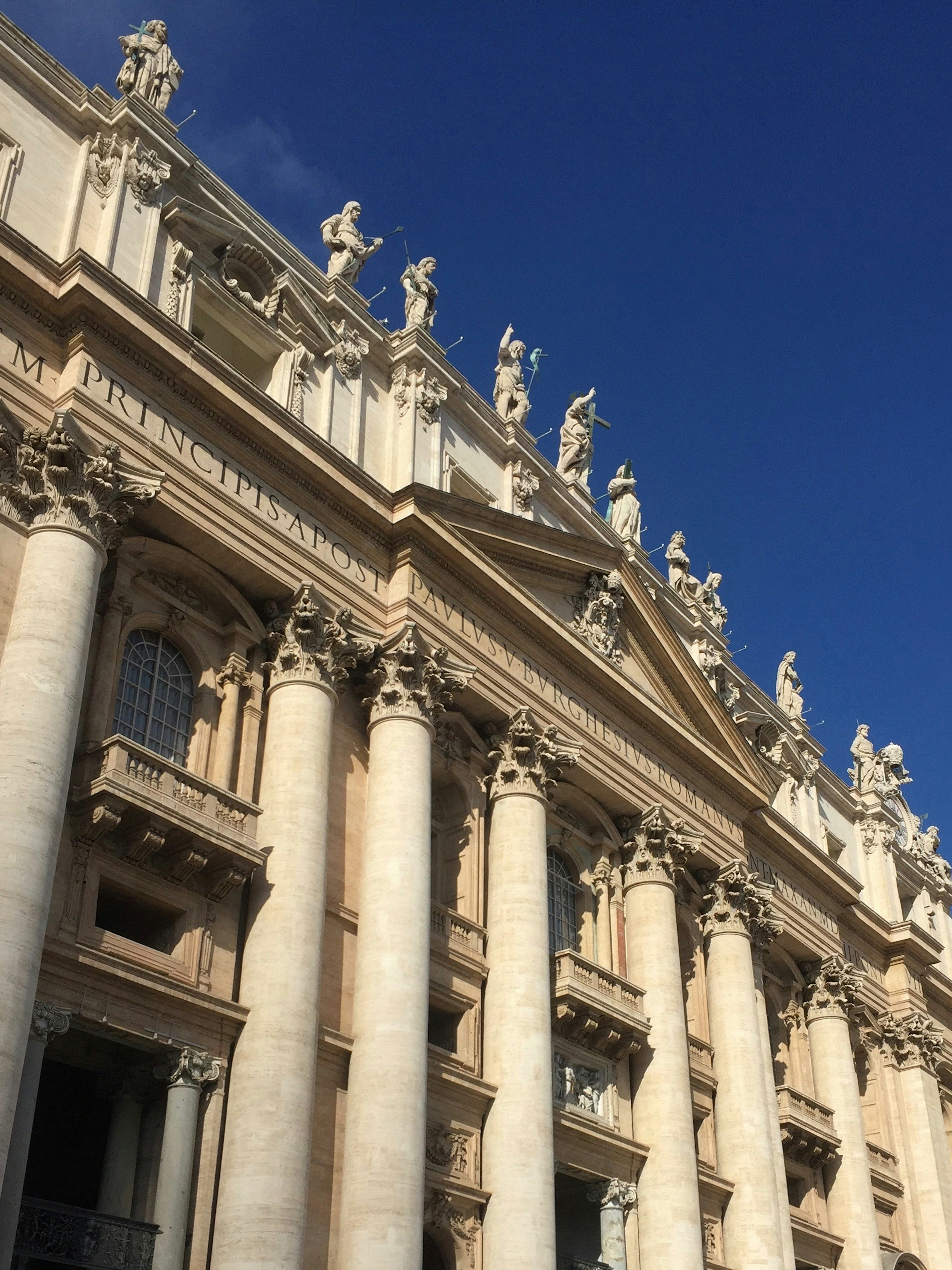 Fassade eines schönen Gebäudes auf dem Petersplatz im Vatikan