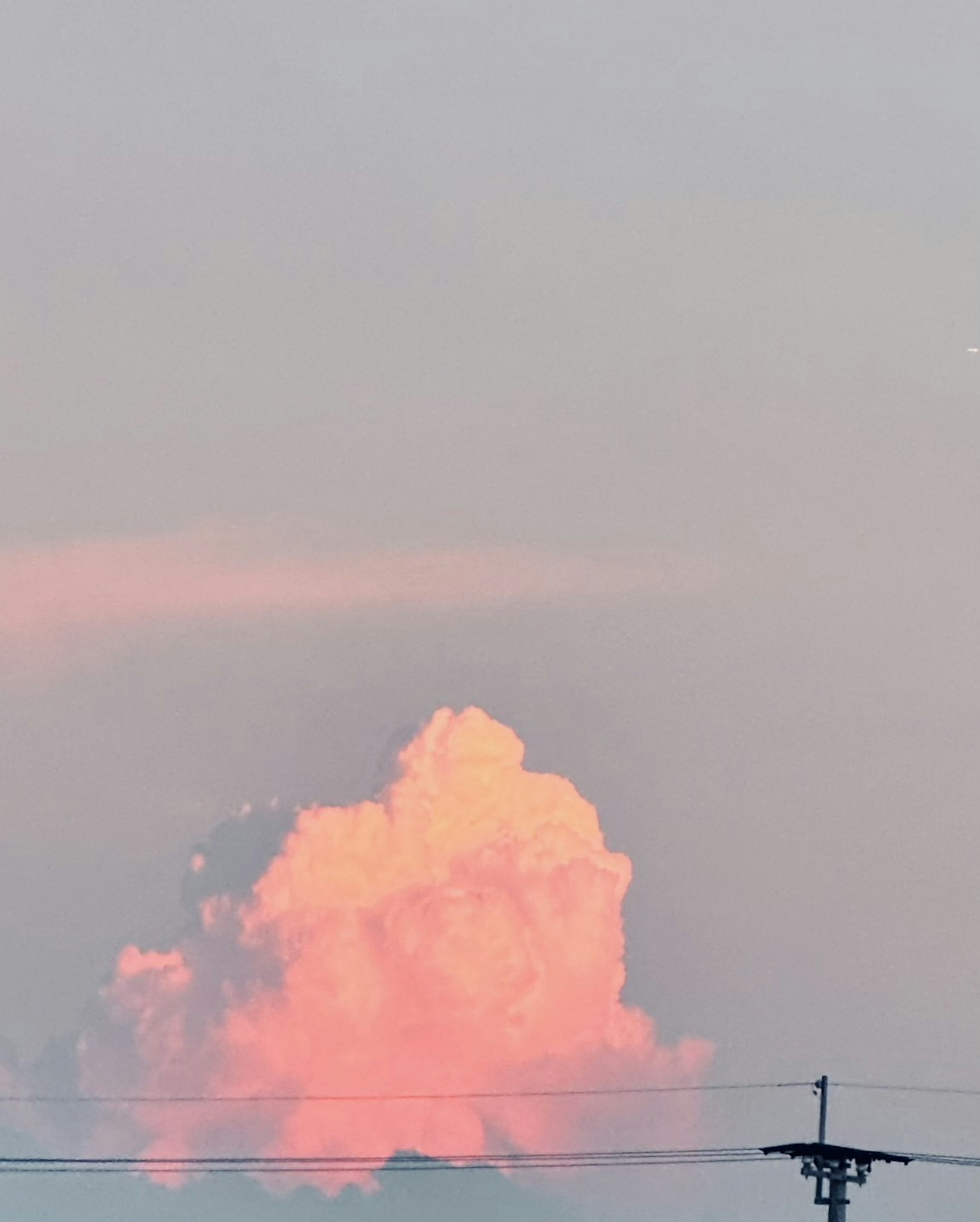 柔和的粉紅色雲朵漂浮在日落的天空中