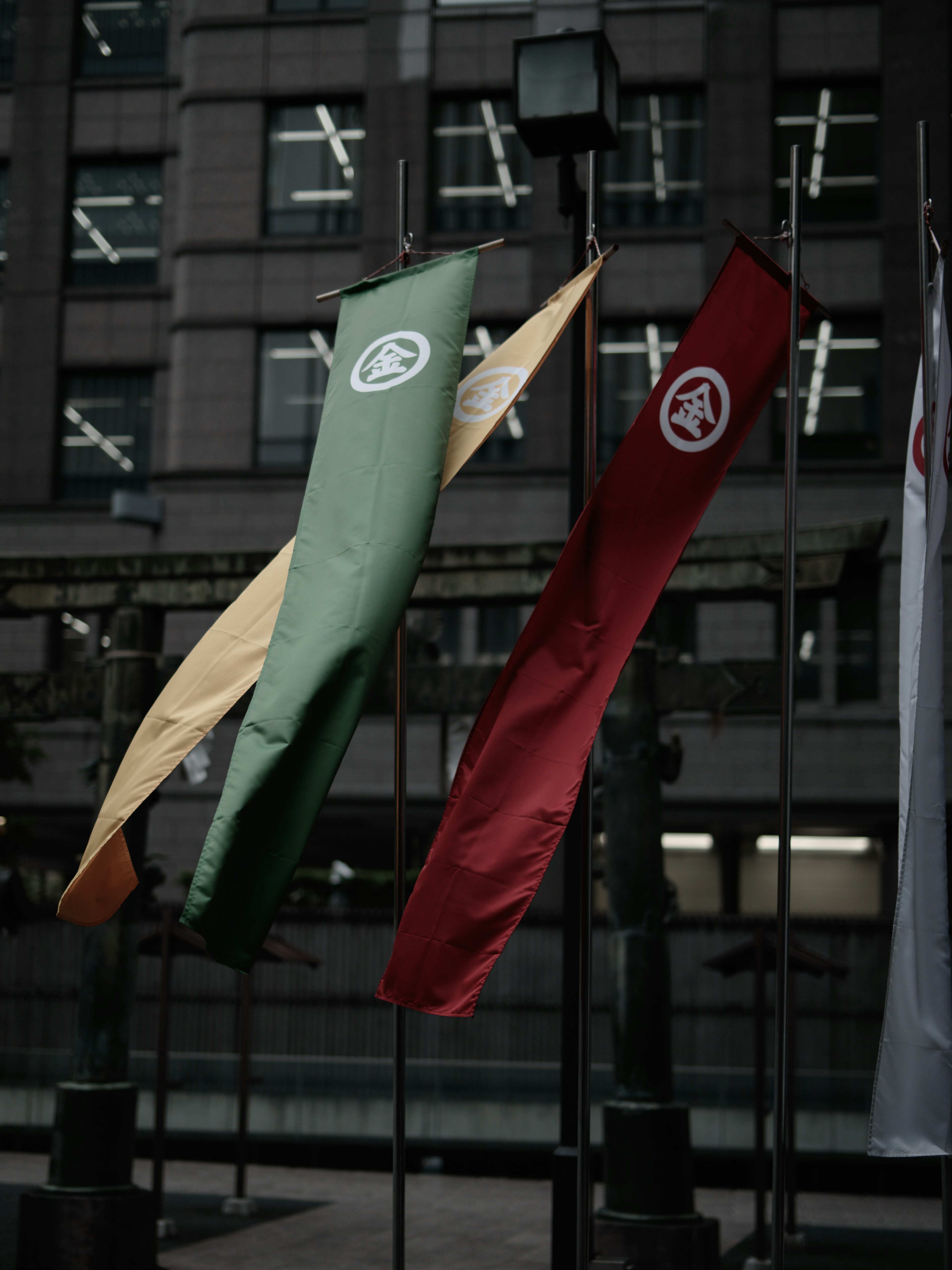 Drapeaux verts et rouges devant un bâtiment