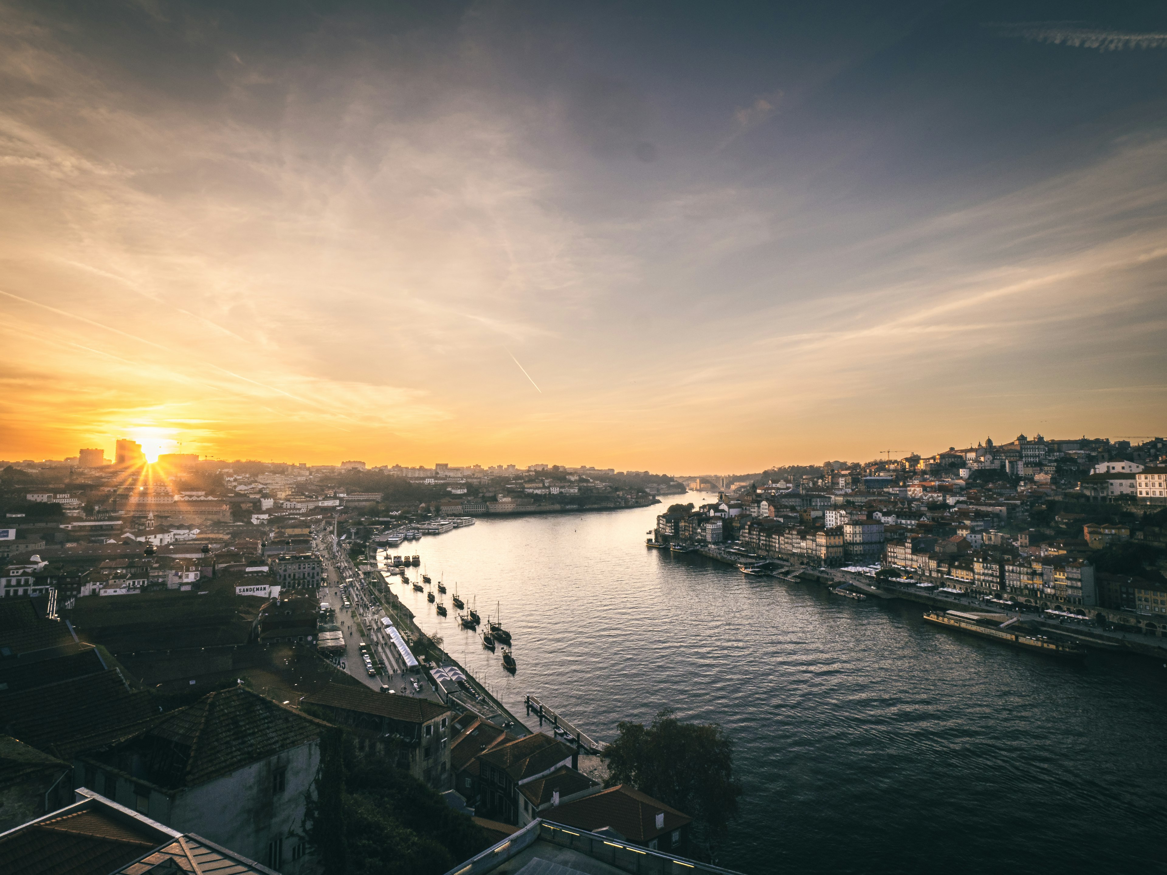 Vue panoramique de la ville au coucher du soleil avec reflet sur la rivière