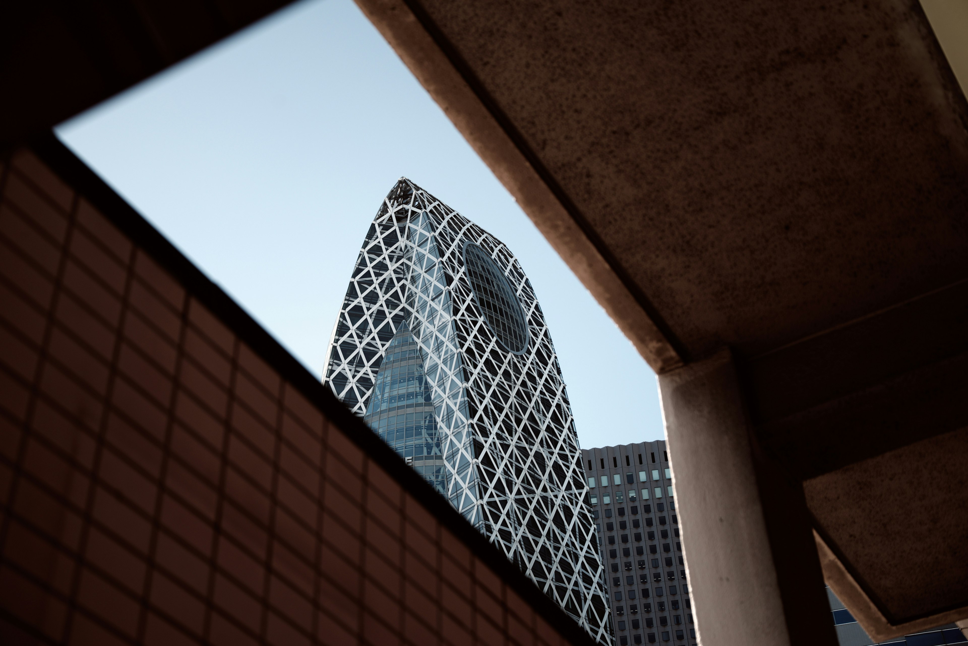 Vista de un edificio moderno con un diseño arquitectónico único