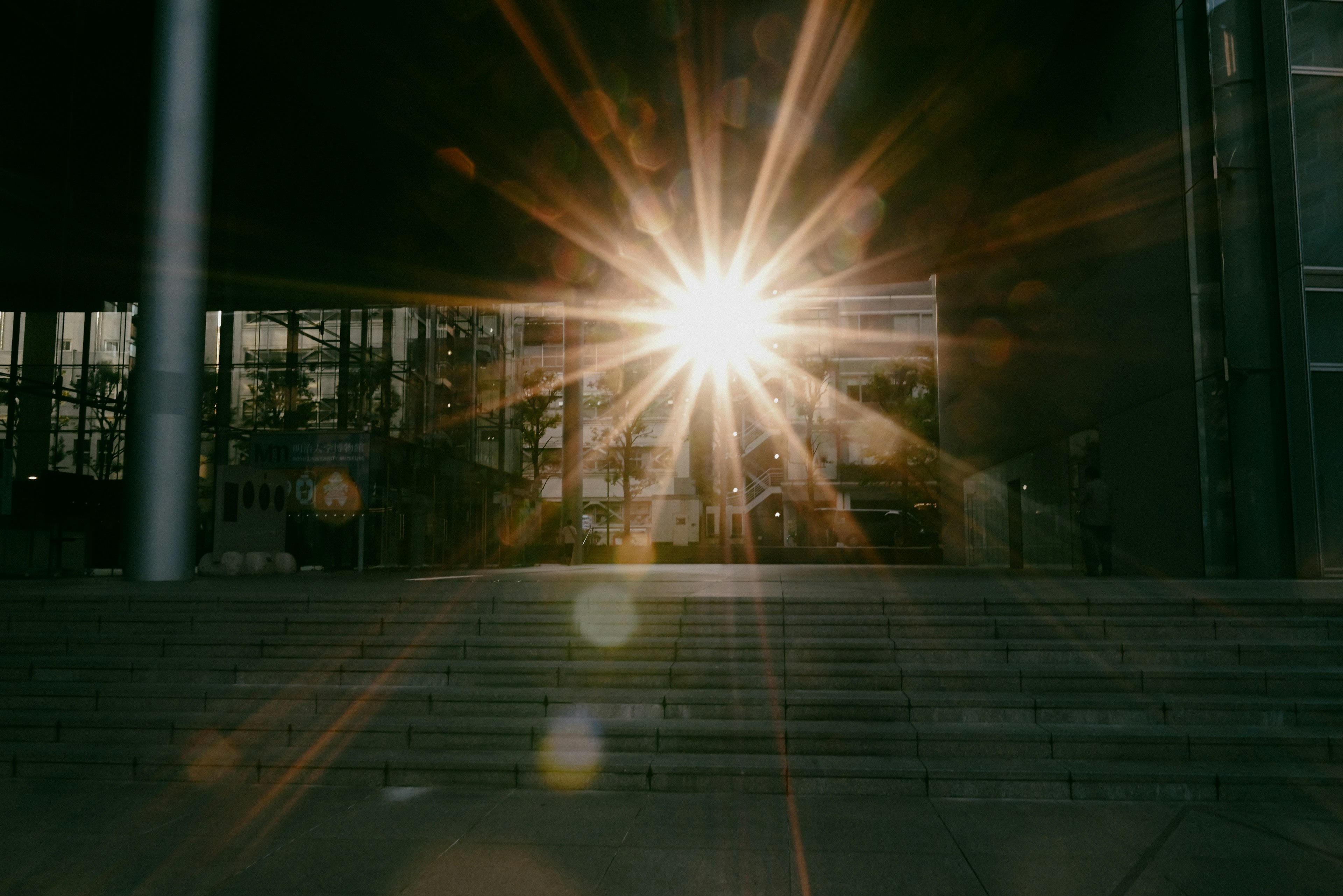 Lumière du soleil brillante devant un bâtiment