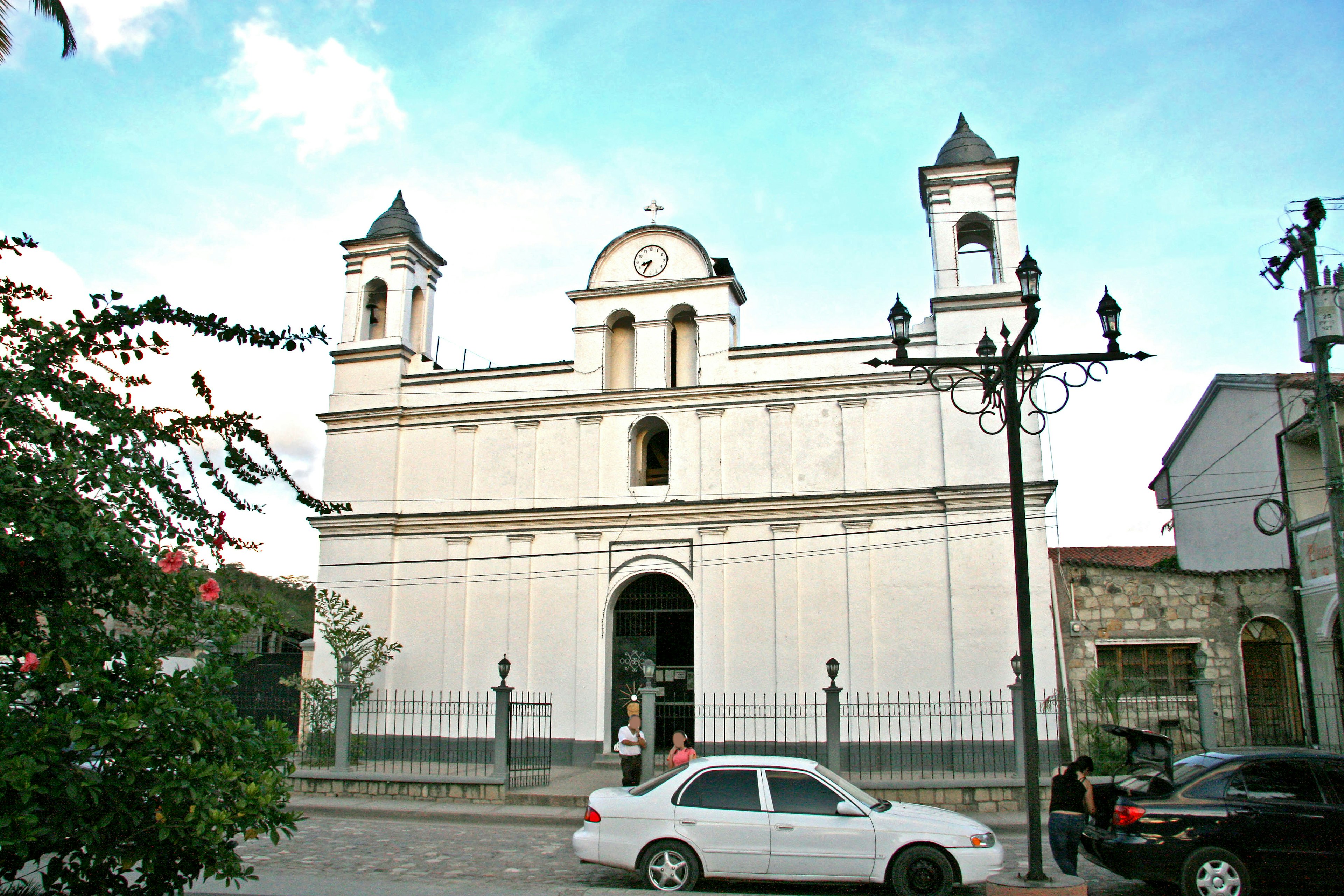 Fasad gereja putih di bawah langit biru